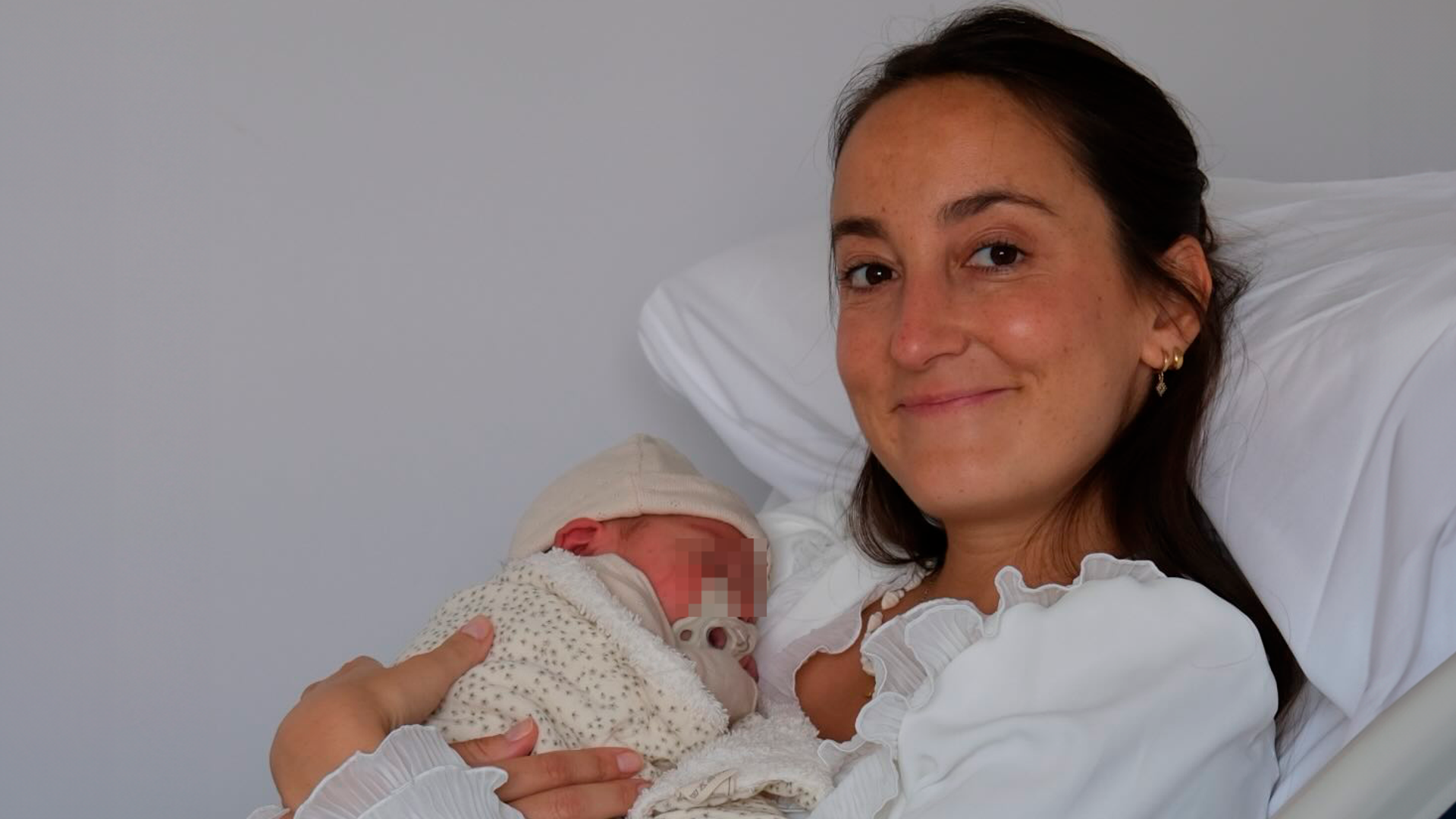 Lucía Pombo con su hija