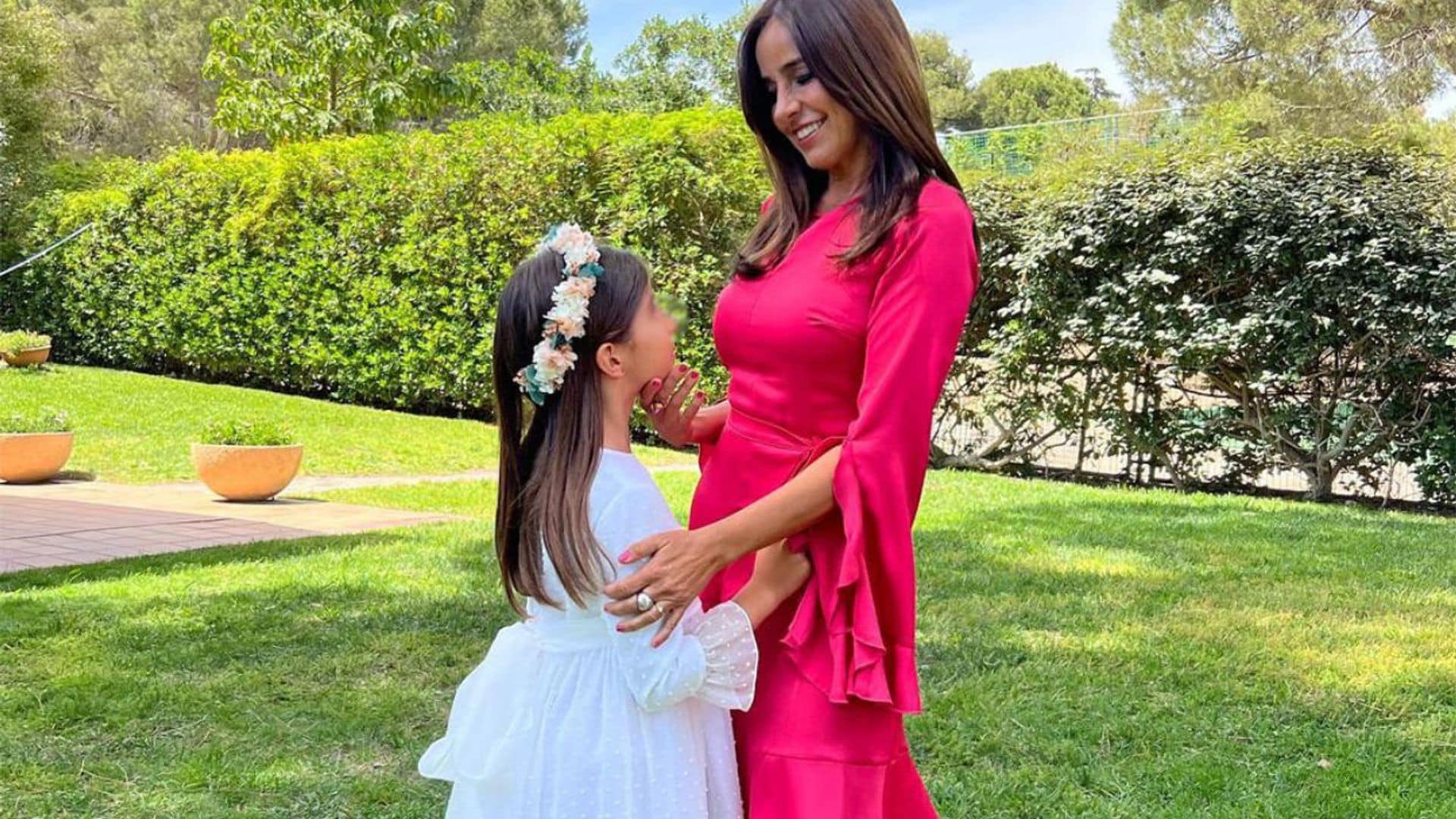 La hija pequeña de Carmen Alcayde hace la Comunión tras la cancelación de 'Sálvame' y da una bonita sorpresa a la presentadora