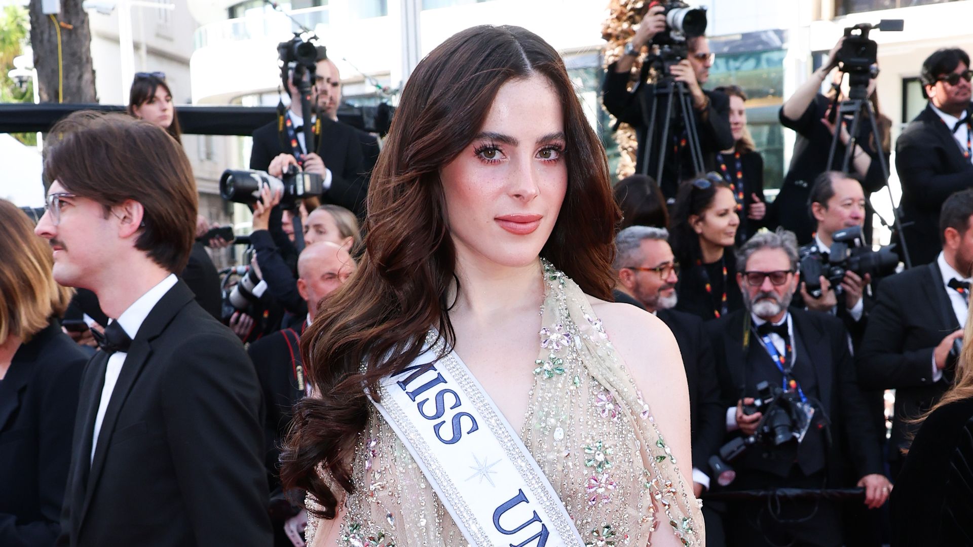 Miss Universe Fátima Bosch deslumbra con elegancia en su debut en Cannes