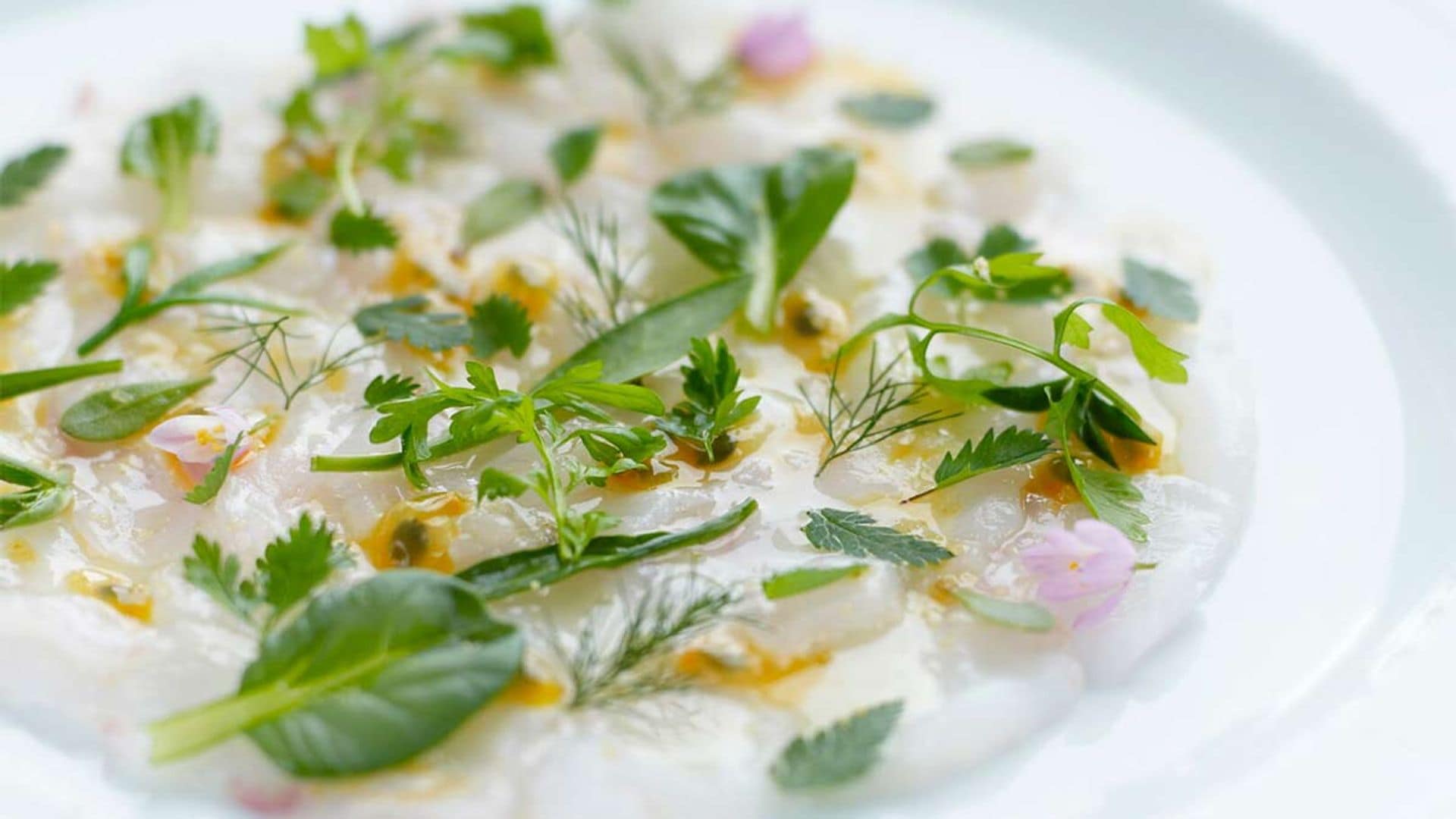 'Carpaccio' de rape con vinagreta de yuzu y fruta de la pasión