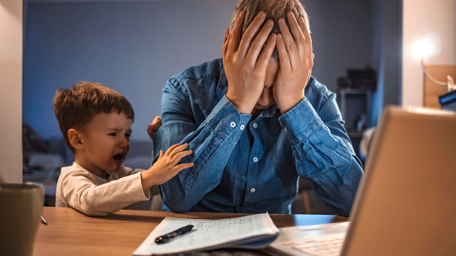 Madres y padres sin tiempo ‘para nada’: consecuencias en la crianza de los hijos