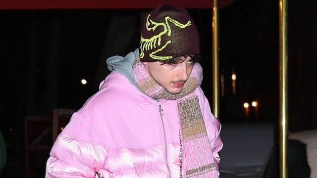 El estiloso actor Timothée Chalamet se abriga vestido de Chanel mientras visita a sus amigos en Nueva York