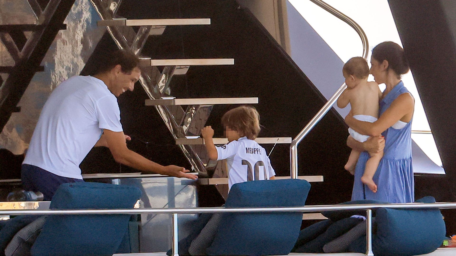 Rafa Nadal con su mujer y sus hijos navegando en su yate