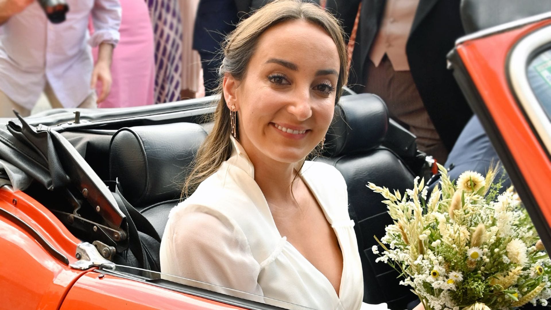 Un peinado '2 en 1' de inspiración griega y maquillaje ultranatural: te contamos todos los detalles del look de Lucía Pombo