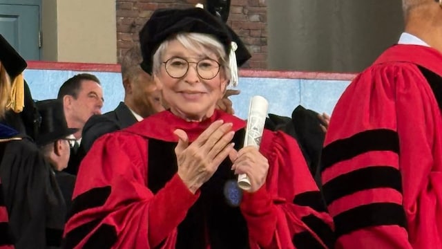 Rita Moreno recibe honores en la universidad de Harvard