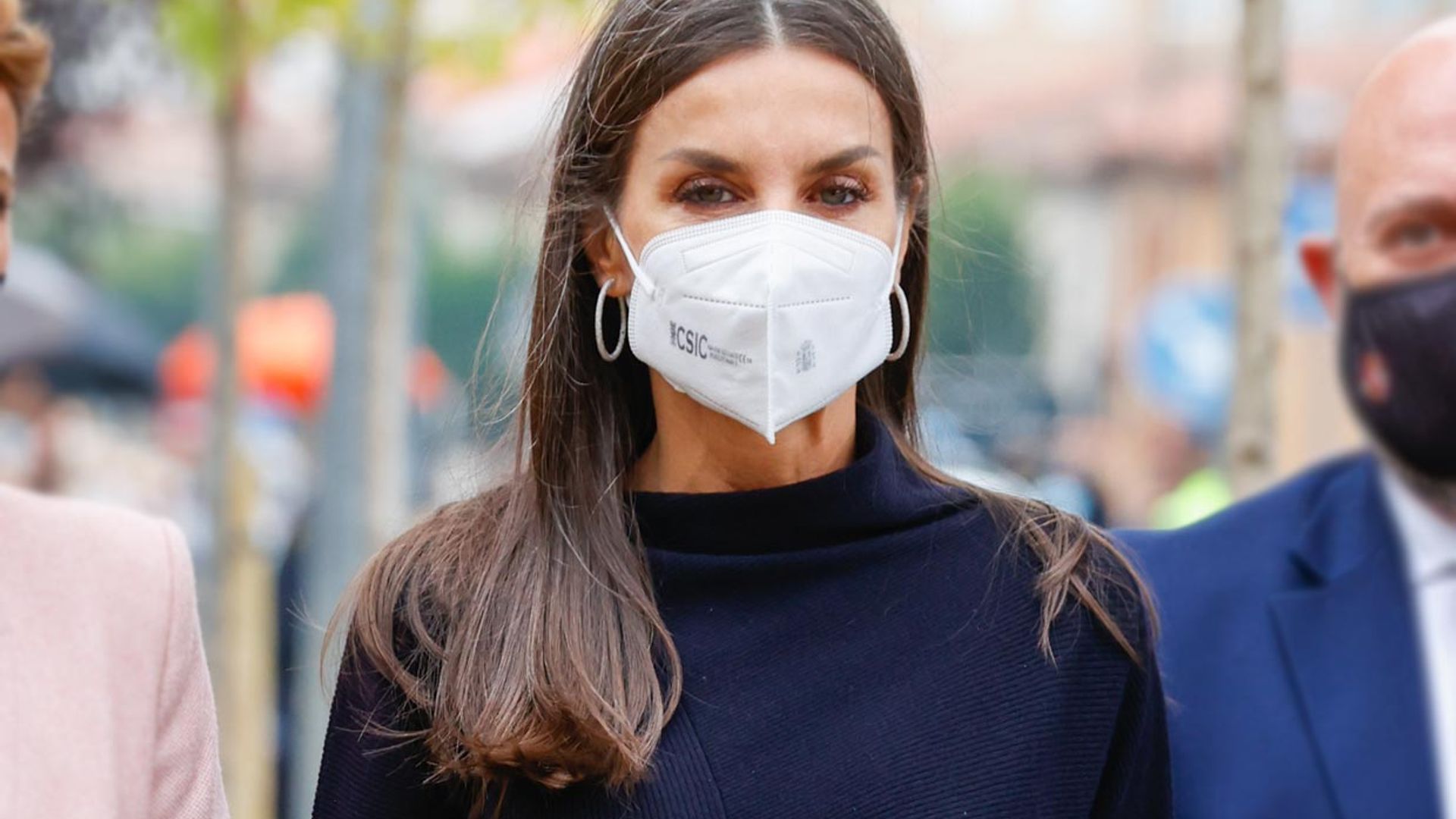 La Reina actualiza su vestido de punto con el que consigue presumir de 'cintura de avispa'