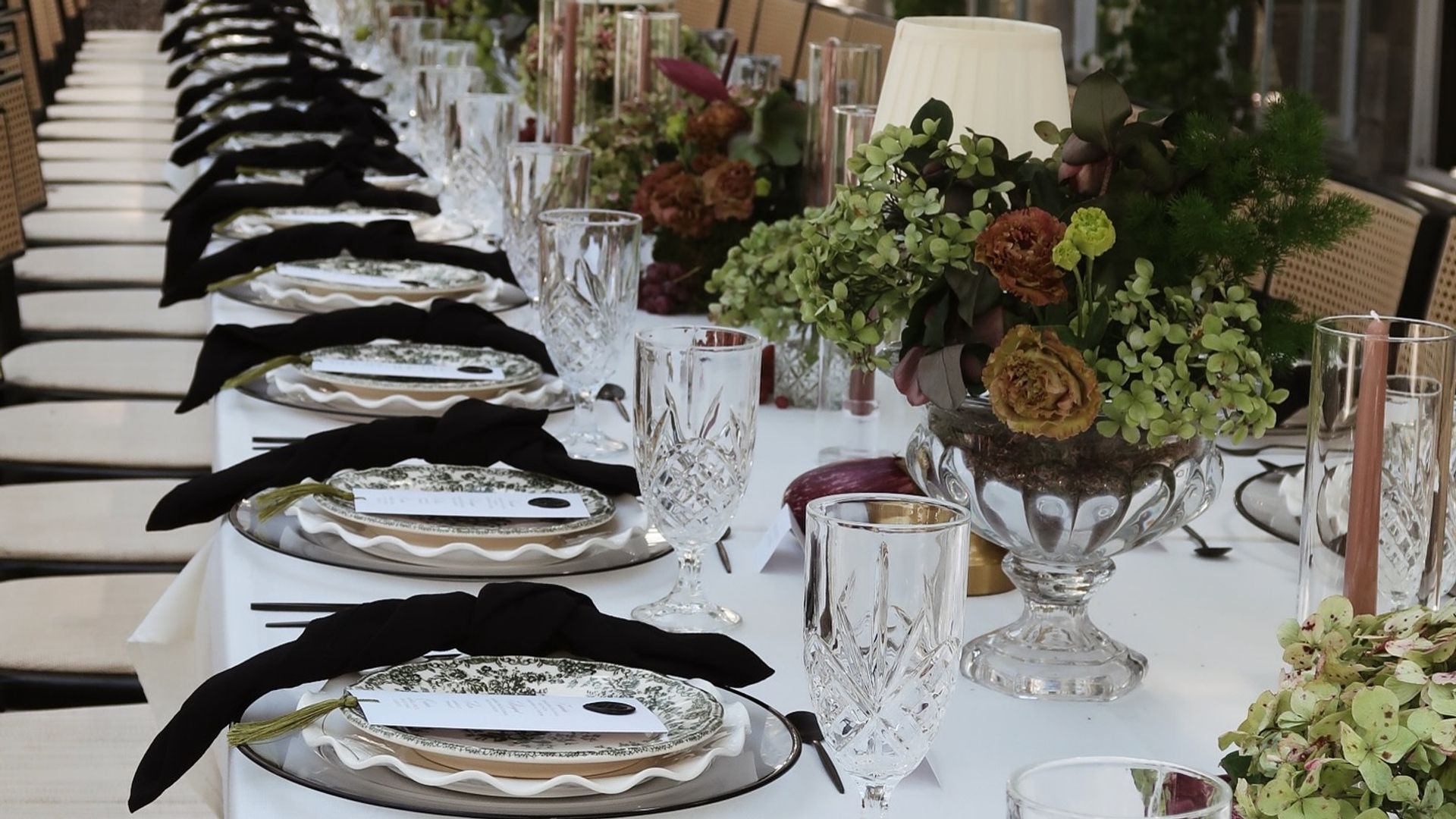 Sí, el negro también puede estar presente en la decoración de tu boda y que el resultado sea espectacular