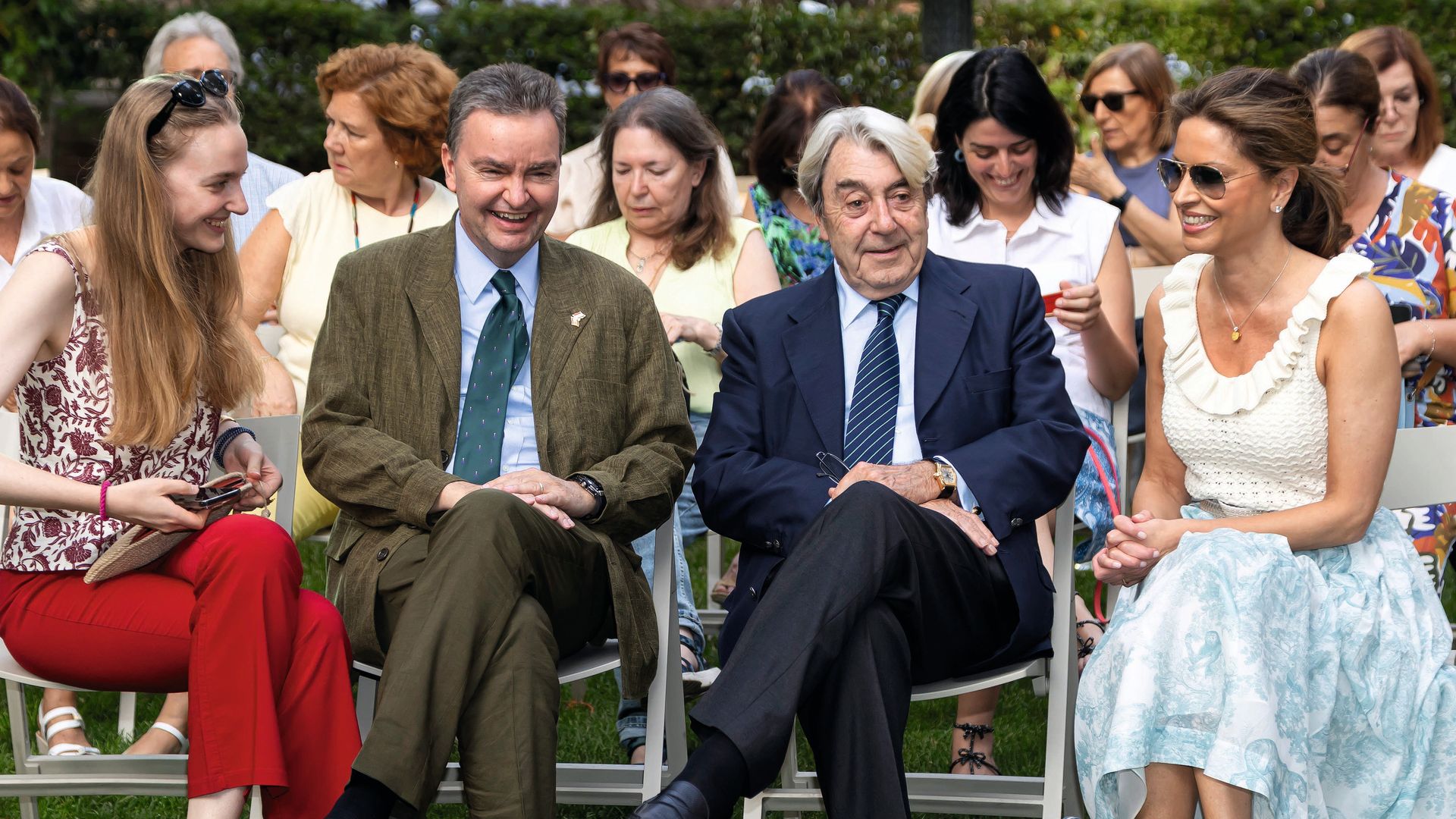 Sus padres, Alberto Cortina y Elena Cué desde primera fila, junto a Jorge de Habsburgo-Lorena, embajador de Hungría, y su hija la archiduquesa Sofía