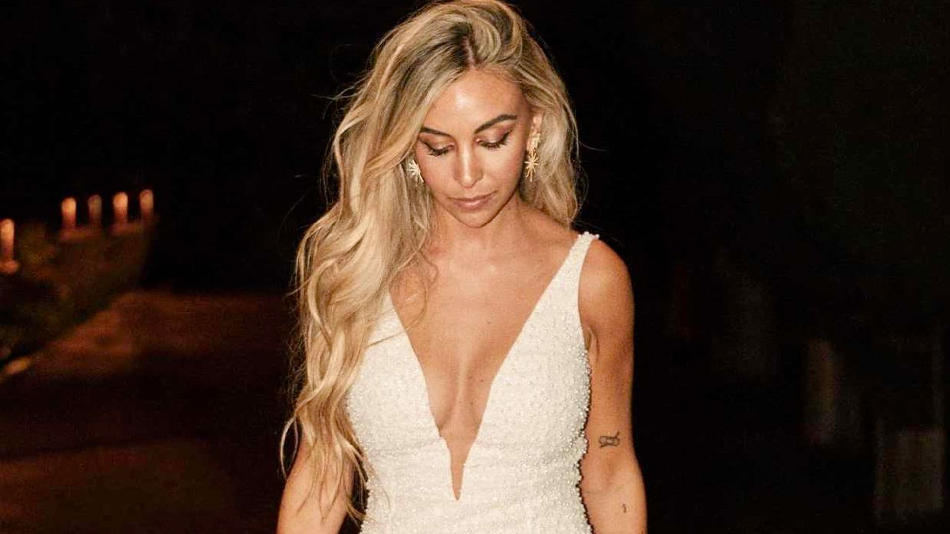 Este fue el segundo vestido de novia de Loreto Sesma: pronunciado escote en V y abertura en la falda