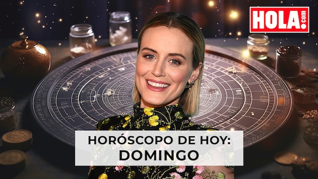 Taylor Schilling con la rueda del zodiaco detrás 