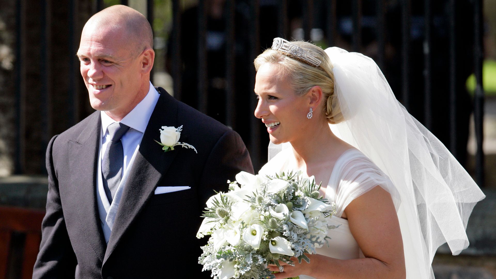 El look de novia de Zara Tindall: un vestido del diseñador favorito de la reina Isabel II y una tiara de su bisabuela (que pasó de ser princesa a monja)