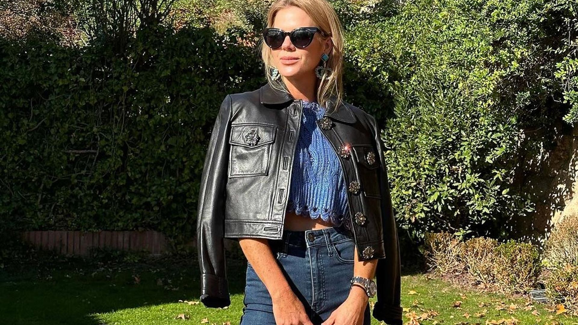Amelia Bono transforma su cazadora de cuero más versátil con un 'cropped top' metalizado de Zara