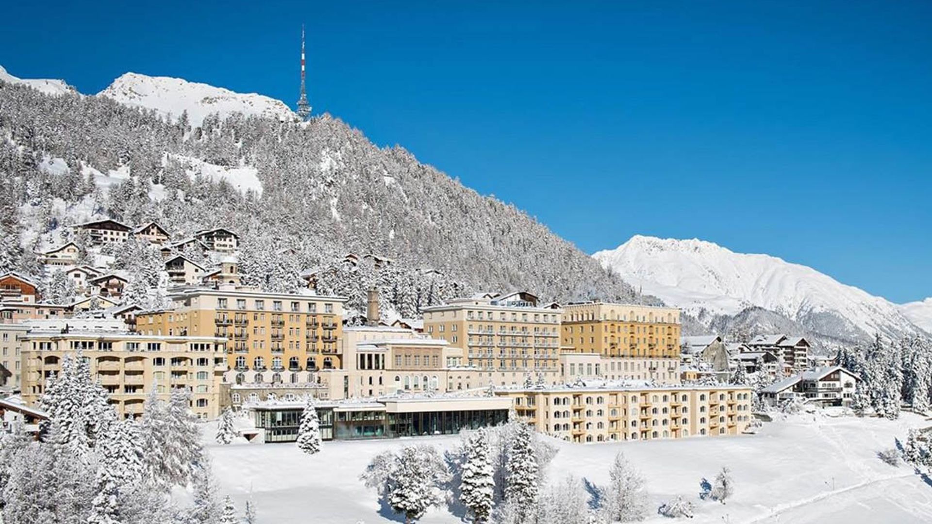Un palacio en la nieve: así es el lugar en el que celebran su boda Dasha Zhukova y Stavros Niarchos III