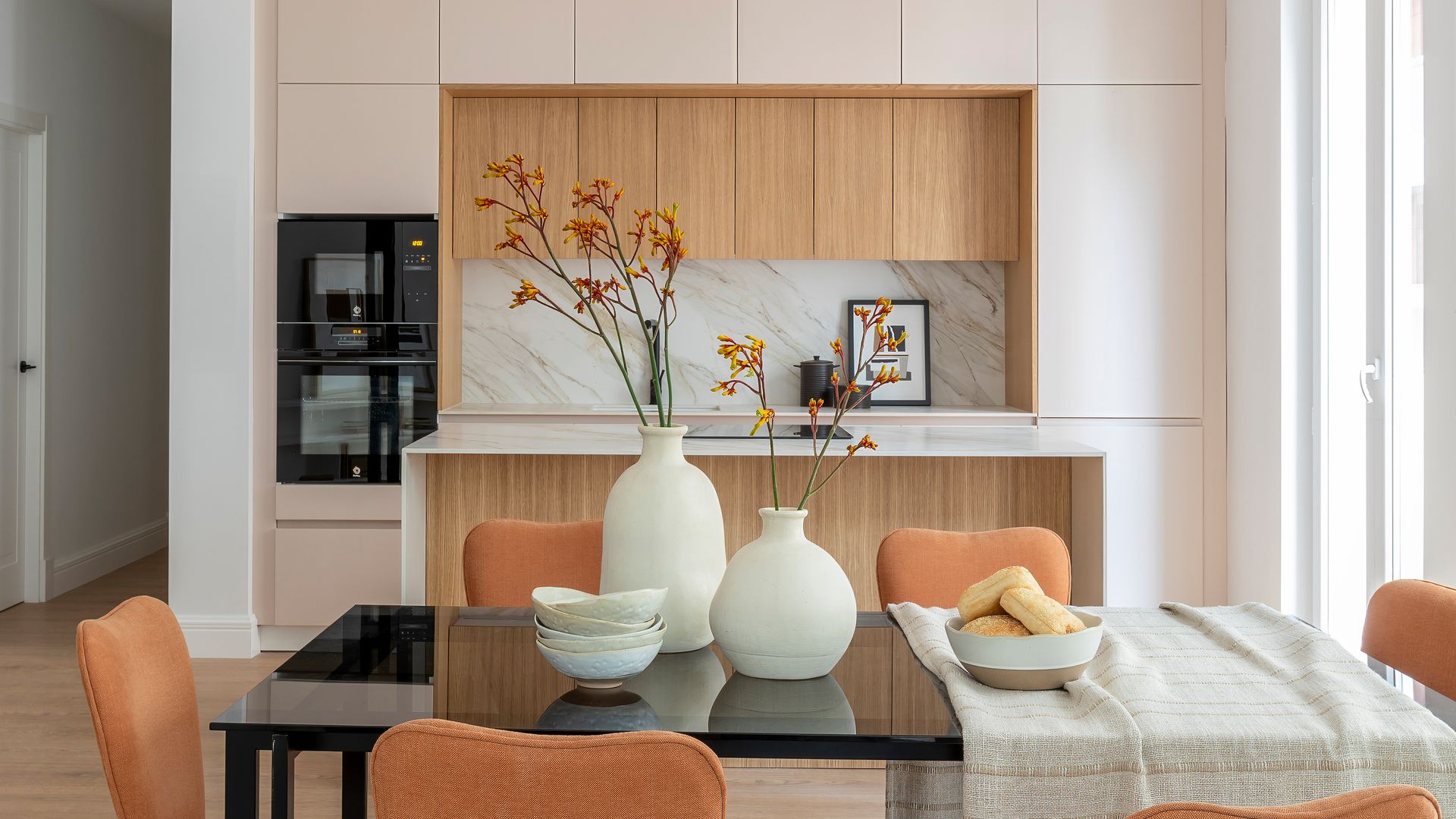 Ideas sencillas y elegantes para decorar tu mesa de comedor cuando no se usa 