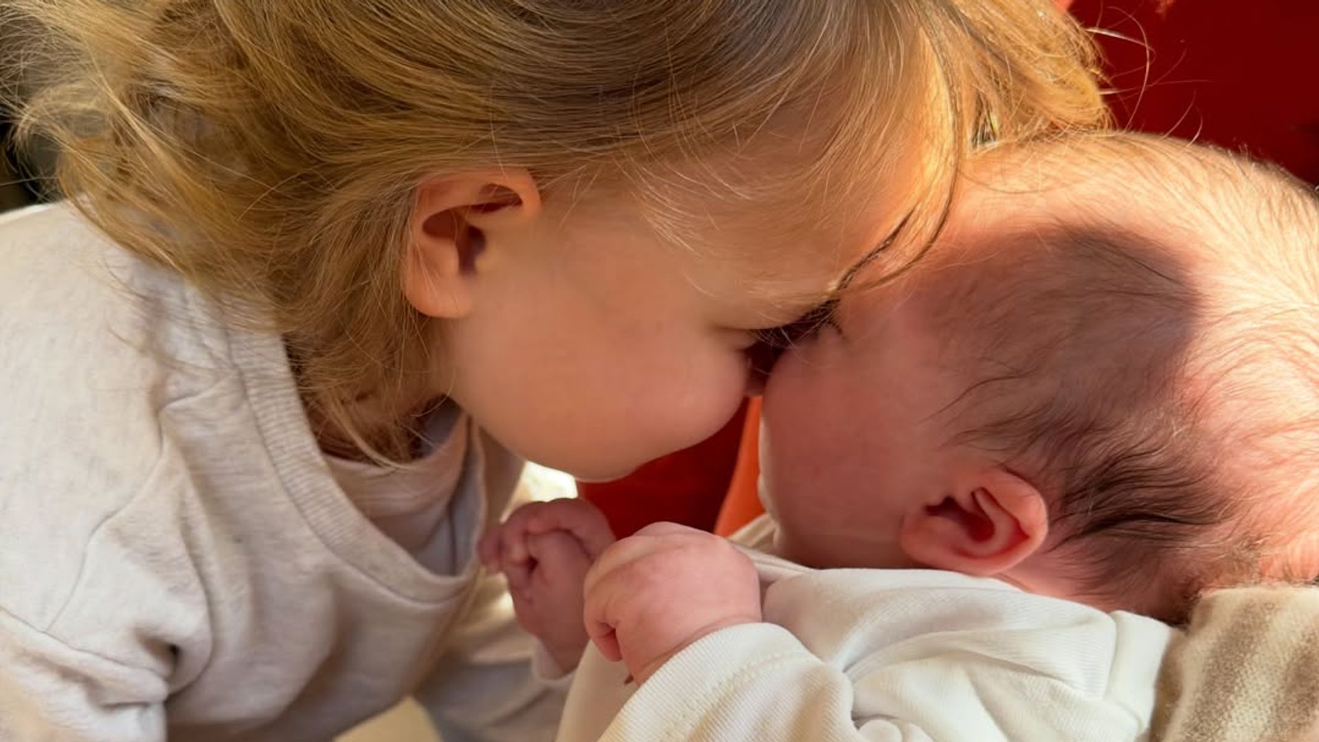 La entrañable imagen de las dos hermanas