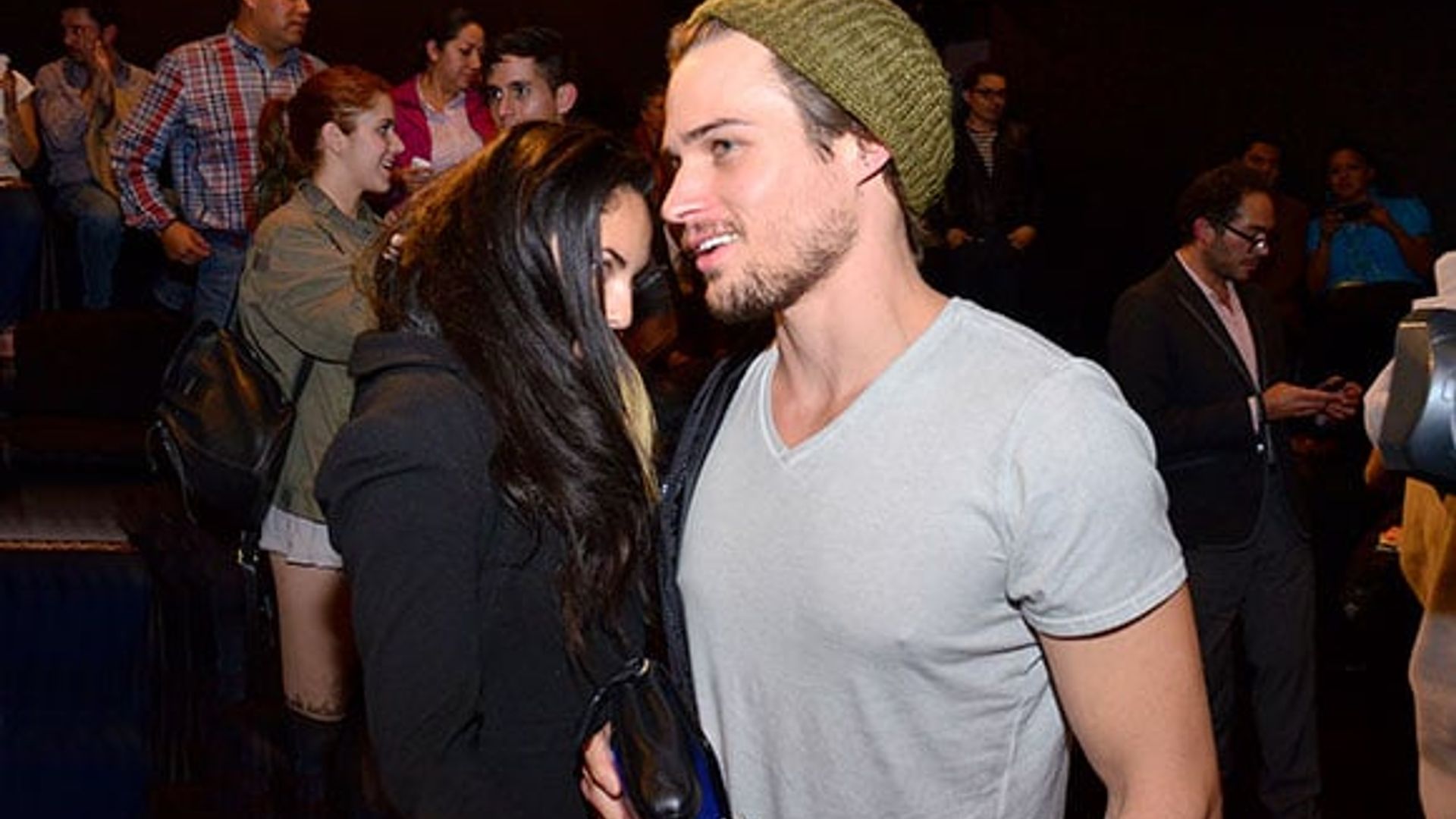 Bárbara Mori y Jon Ecker, juntos pero no tan cerca en la obra 'Vacas'