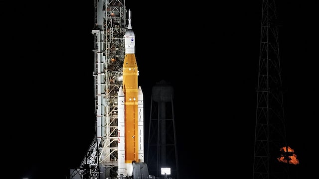 el cohete del sistema de lanzamiento espacial sls de la nasa con la nave espacial ori n a bordo