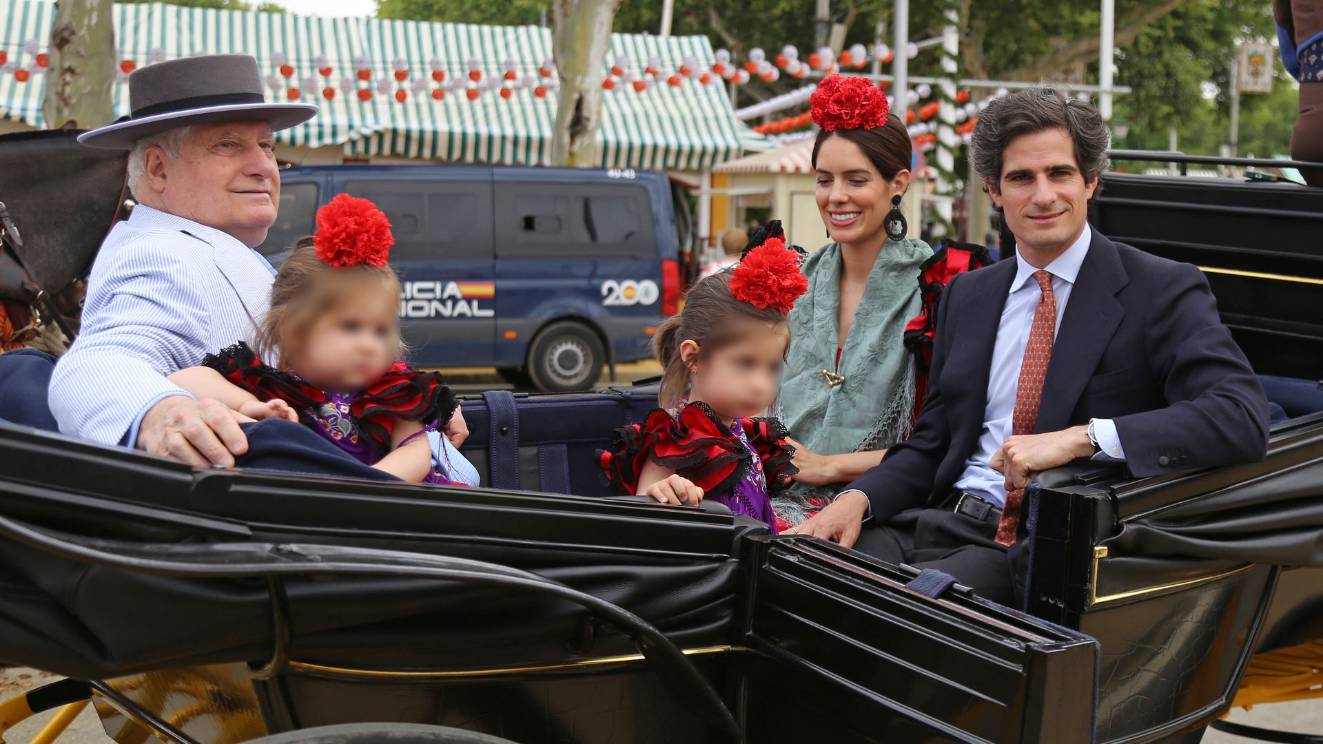 Sofía, la hija de los duques de Huéscar, debuta en la Feria de Abril junto a su hermana y su abuelo