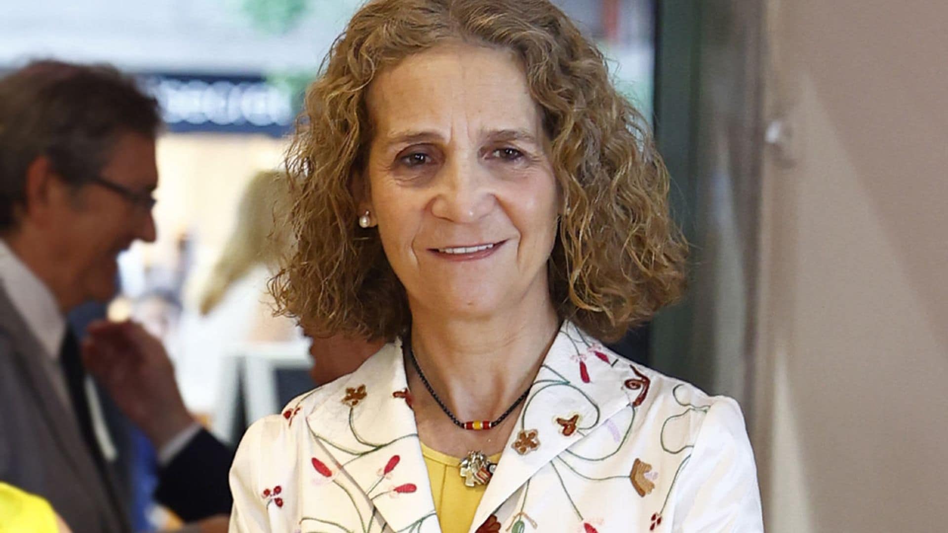 La infanta Elena, en un estreno de cine tras almorzar con su padre don Juan Carlos en la Zarzuela