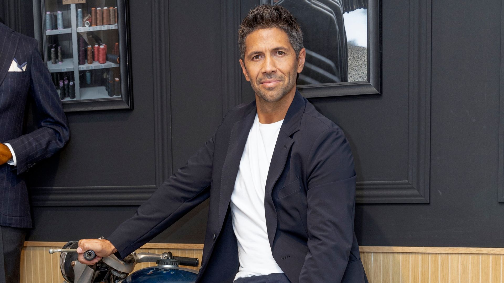 Fernando Verdasco montado en una moto