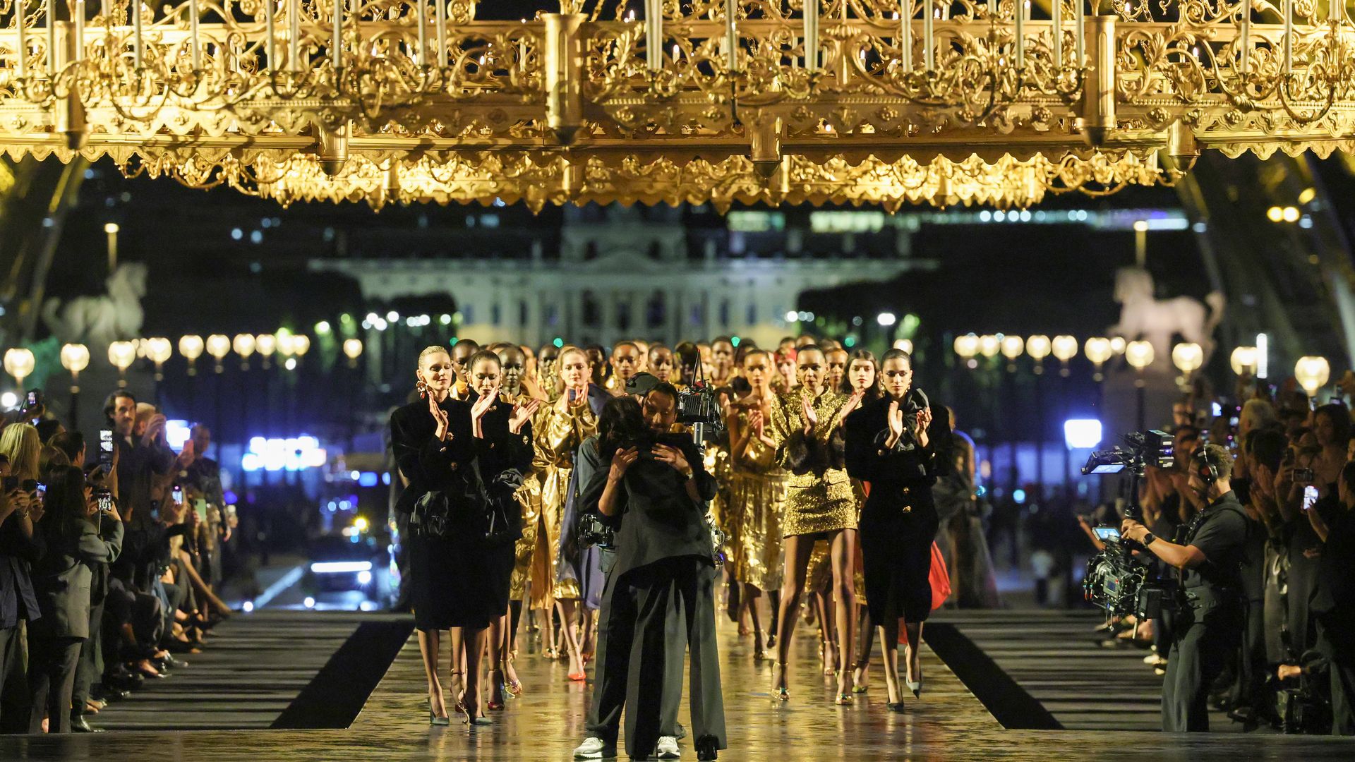 Anthony Vaccarello deja Saint Laurent tras una década al frente: del desfile que homenajea sus años dorados al vídeo que confirma su despedida
