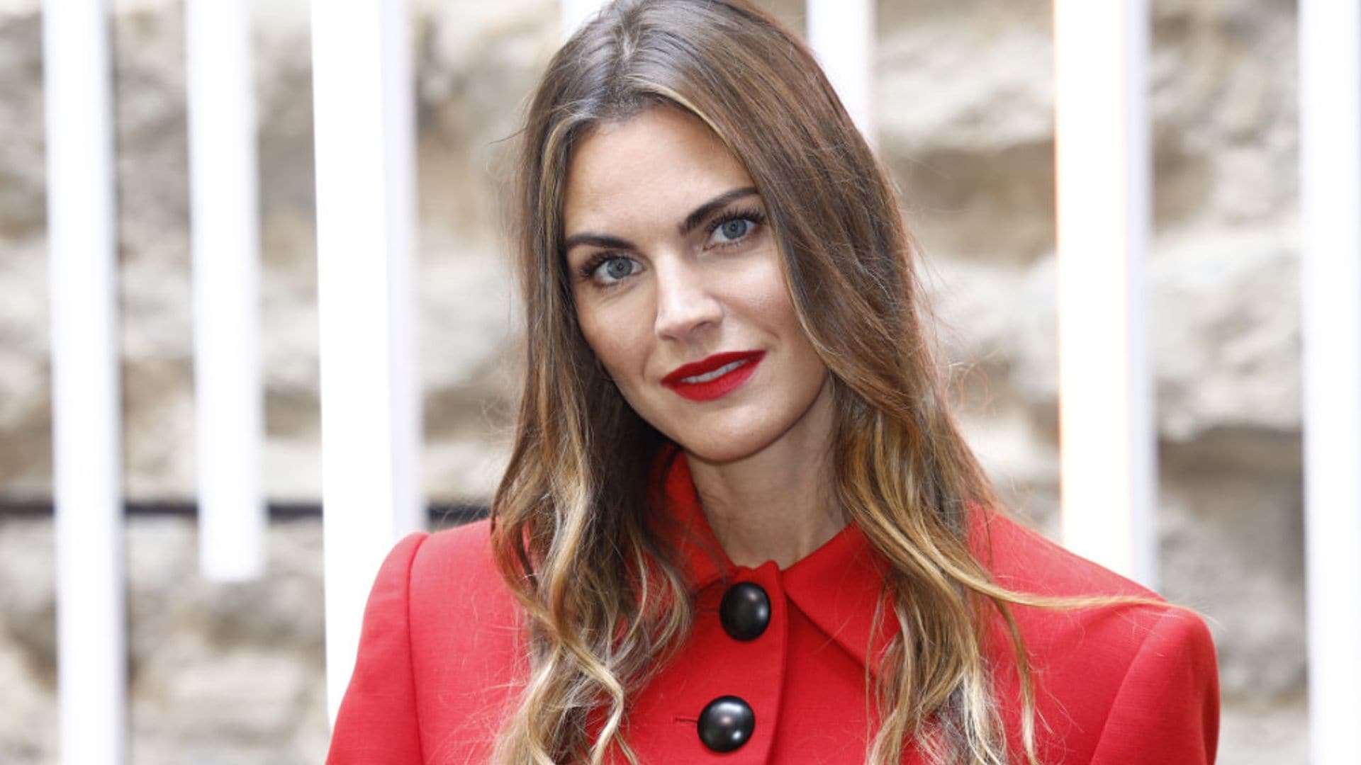 Amaia Salamanca versiona el dos piezas más 'royal' y rescata las botas mosqueteras
