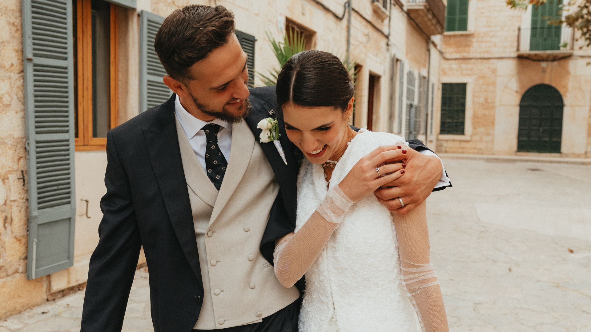 Un vestido de novia con chaleco y una gargantilla vintage: la elección de Nuria para su boda en Mallorca