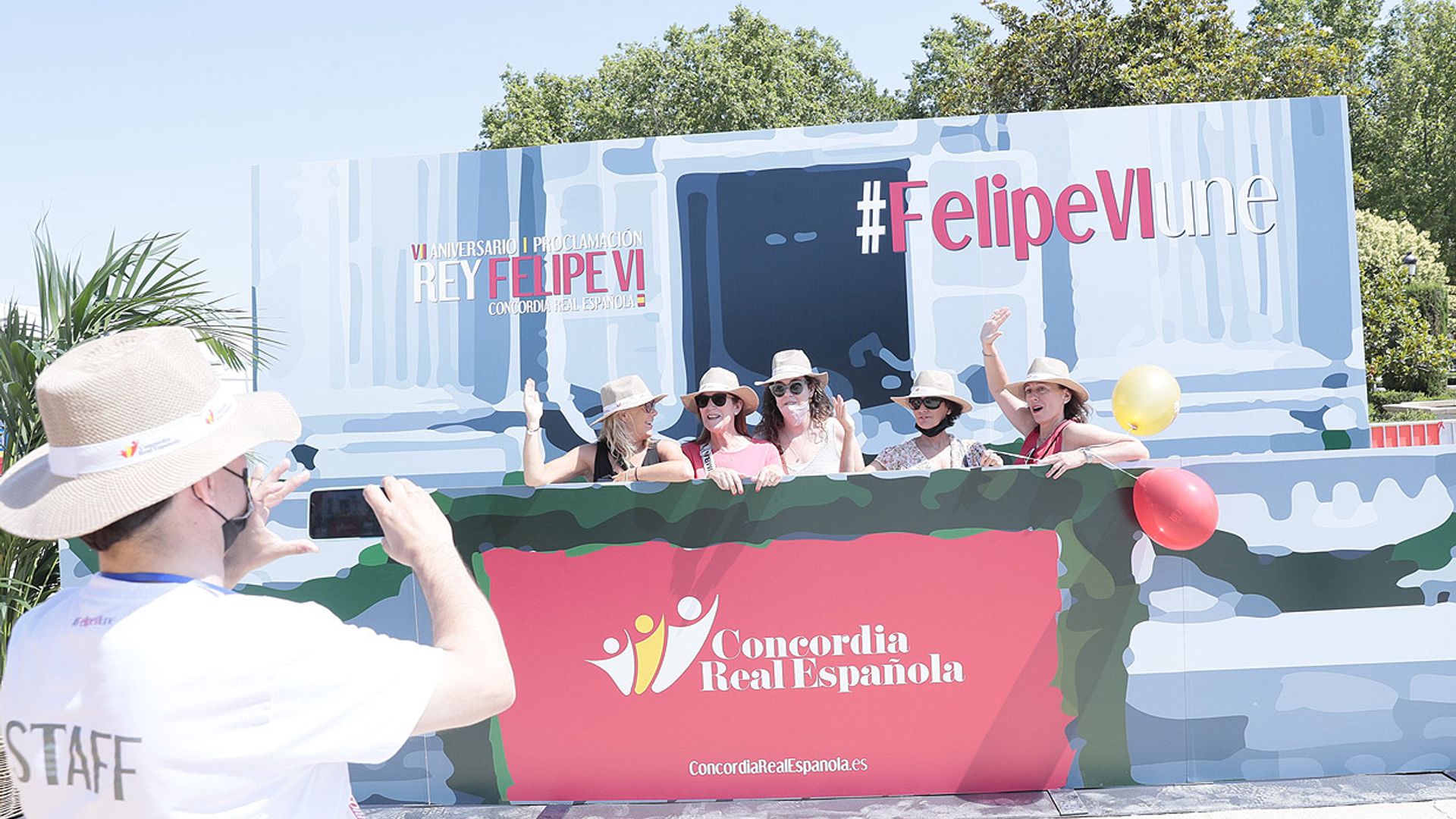 'Felipe VI une', el lema bajo el que los ciudadanos celebran a lo grande el aniversario de su proclamación