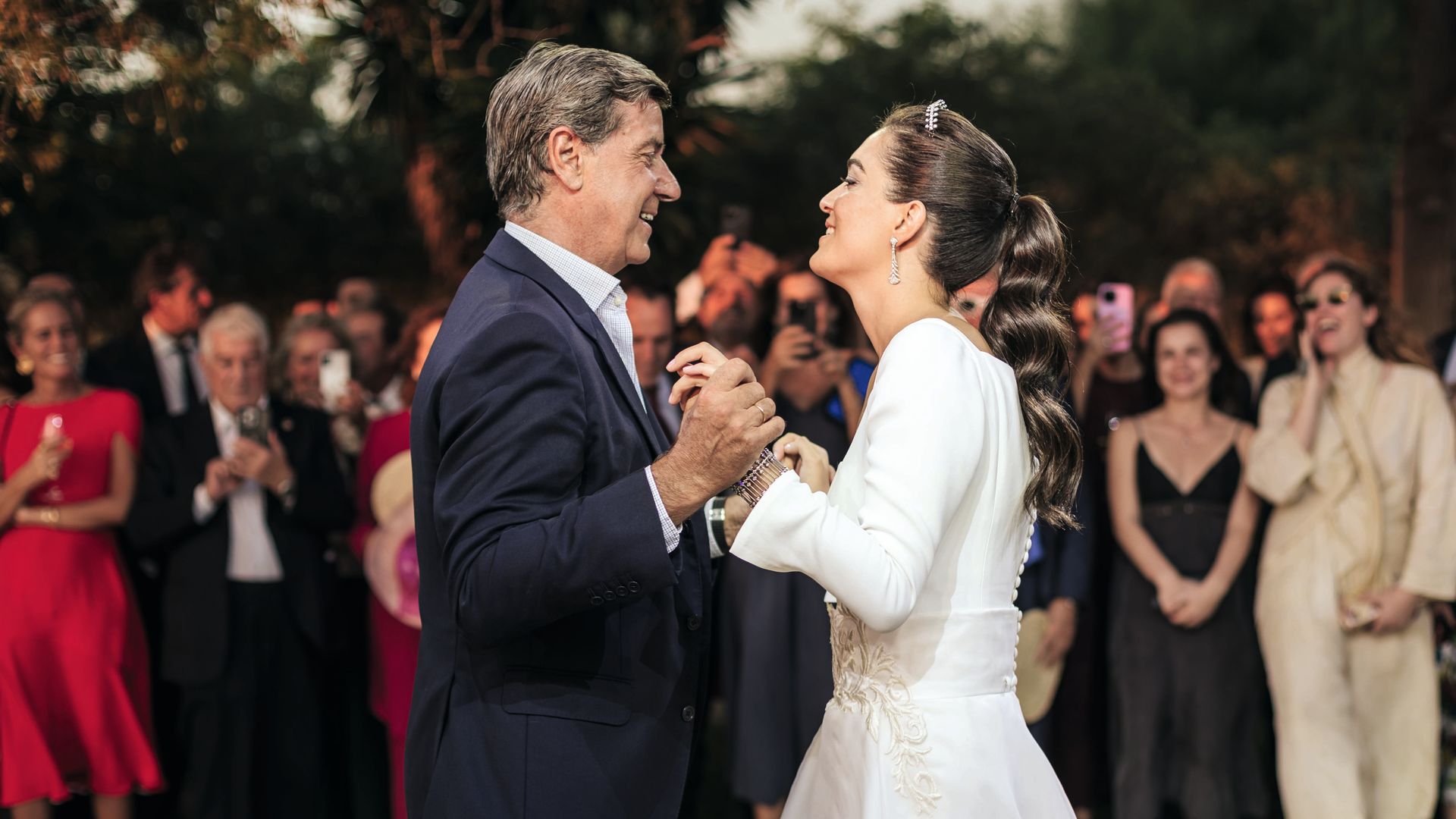 Cayetano Martínez de Irujo y Bárbara Mirjan, mostrándose de lo más felices y enamorados, durante su baile nupcial, ante la atenta mirada de sus familiares y amigos