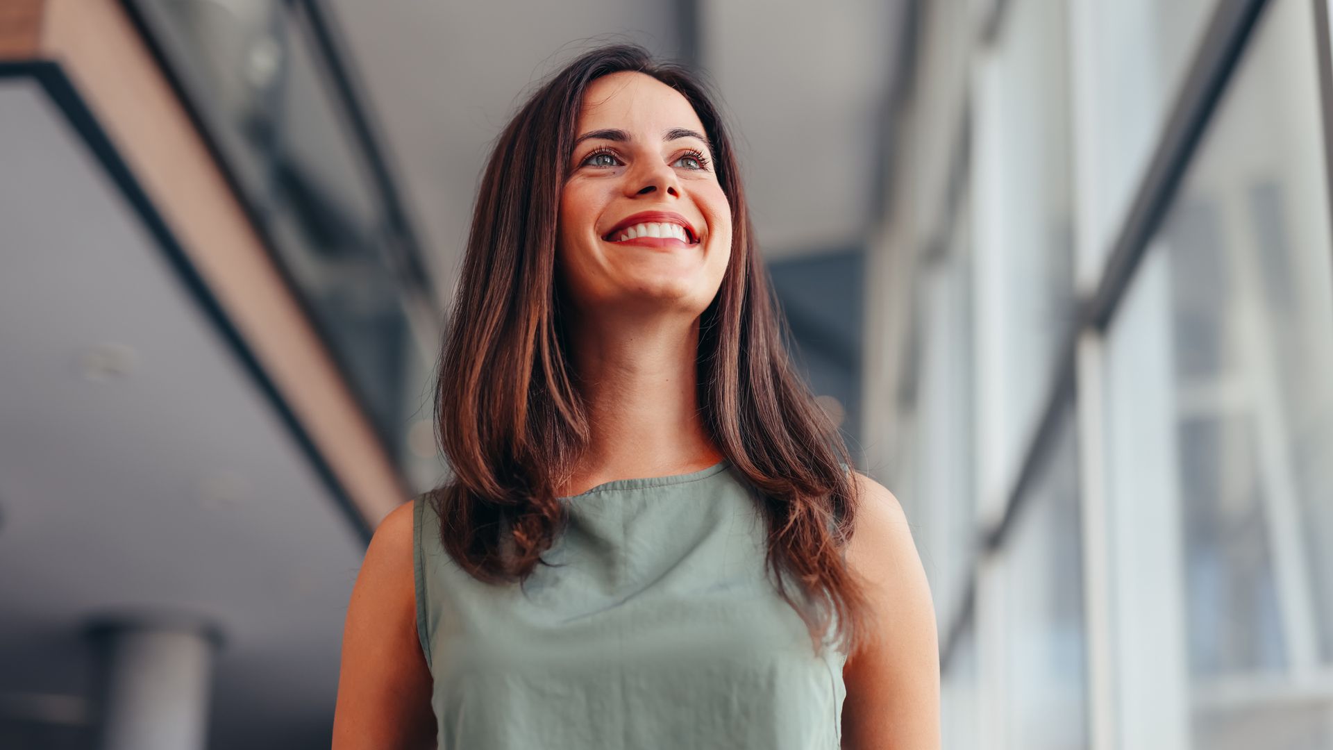 Mujer de negocios sonriendo educada 