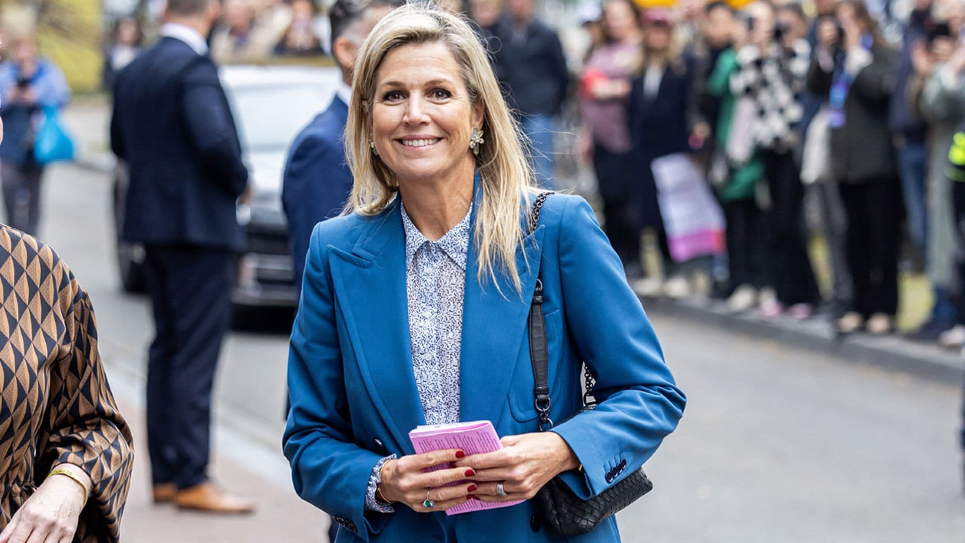 El look cómodo de Máxima de Países Bajos para volver al trabajo después de un viaje largo
