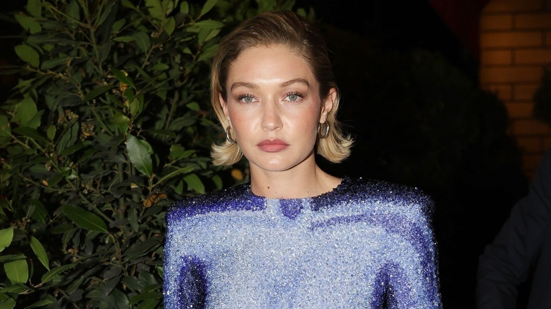 Gigi Hadid causa sensación en París con un vestido de efecto óptico bañado en brillo