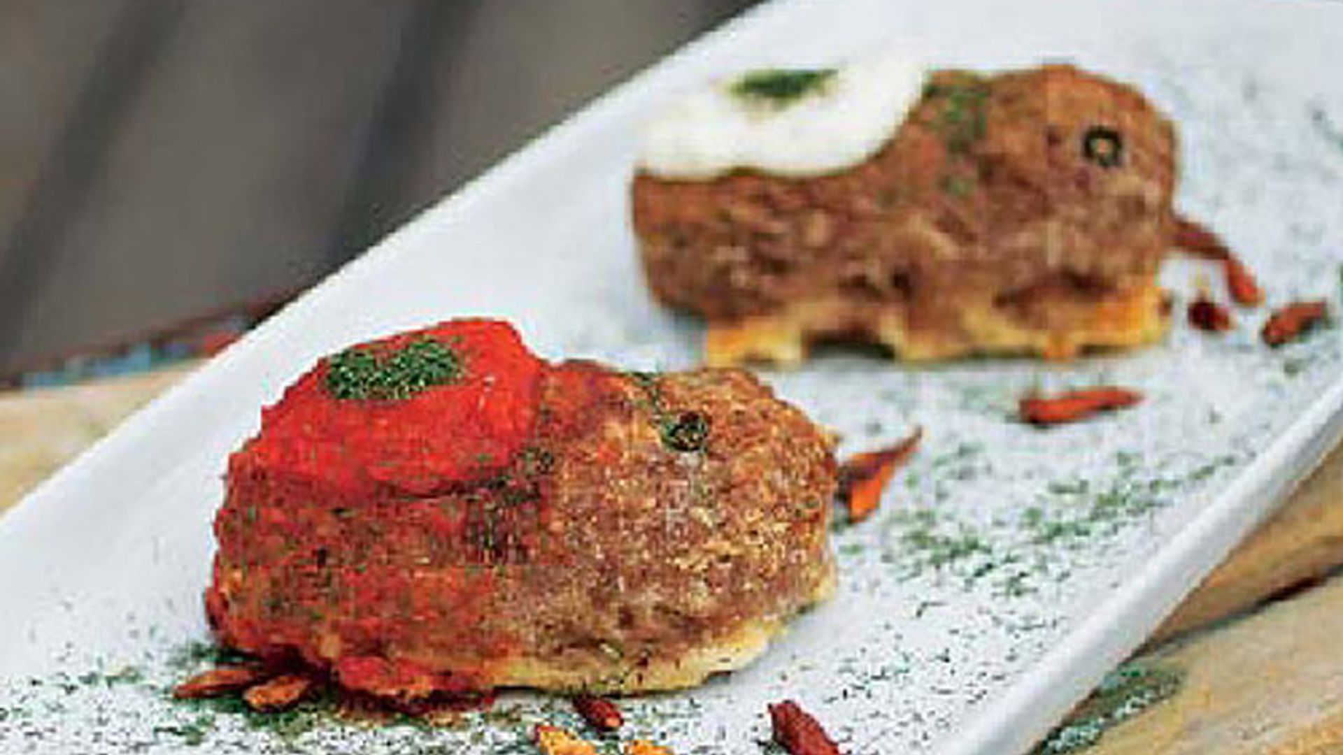 Rollo de carne con aceitunas y huevo cocido de codorniz