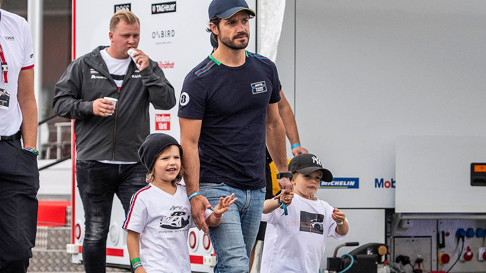 ¡De tal palo, tal astilla! Alexander de Suecia, de 5 años, se 'atreve' con los coches de carreras