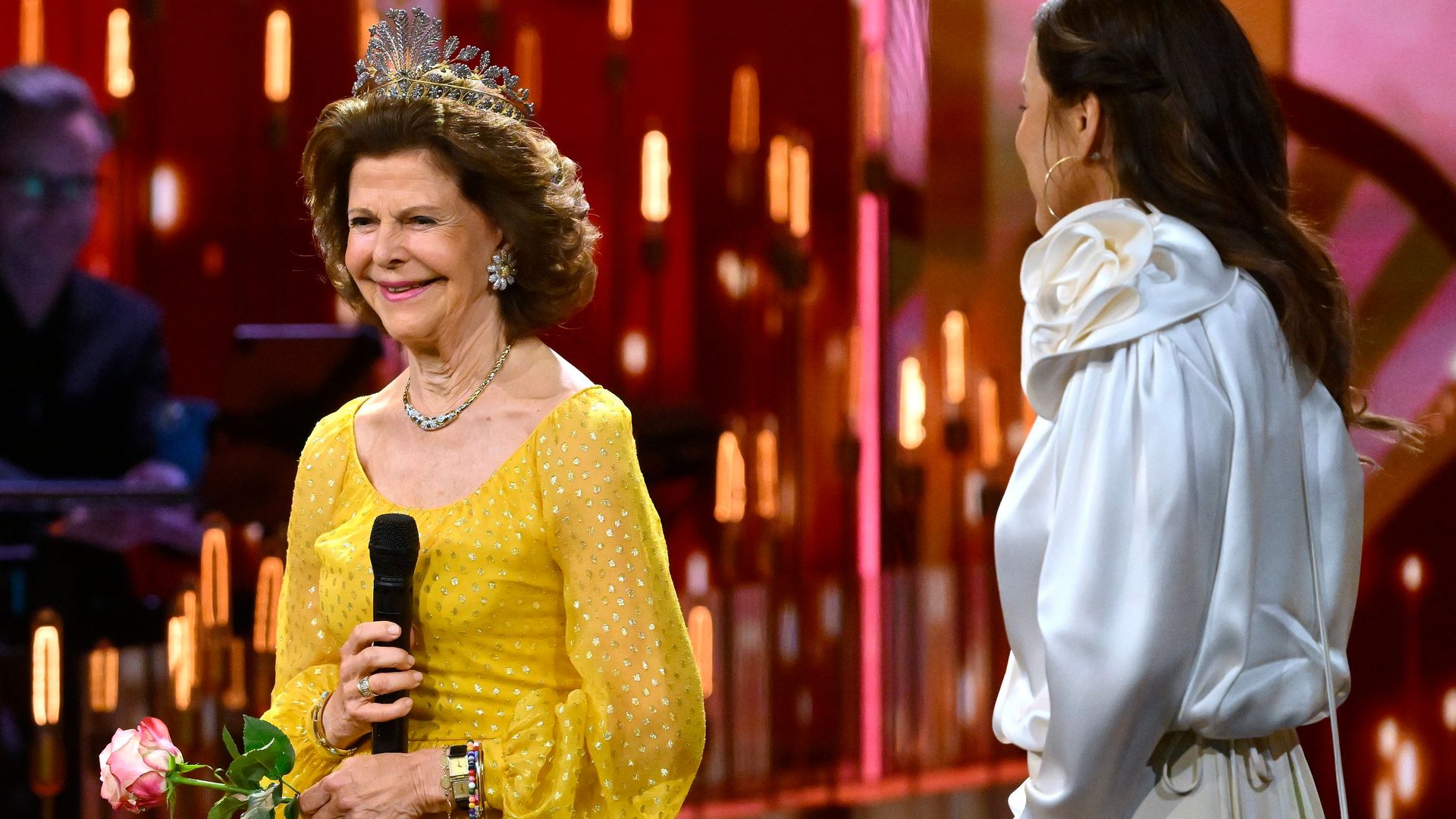La sorprendente aparición de la reina Silvia de Suecia en televisión y con una tiara vinculada a Napoleón 