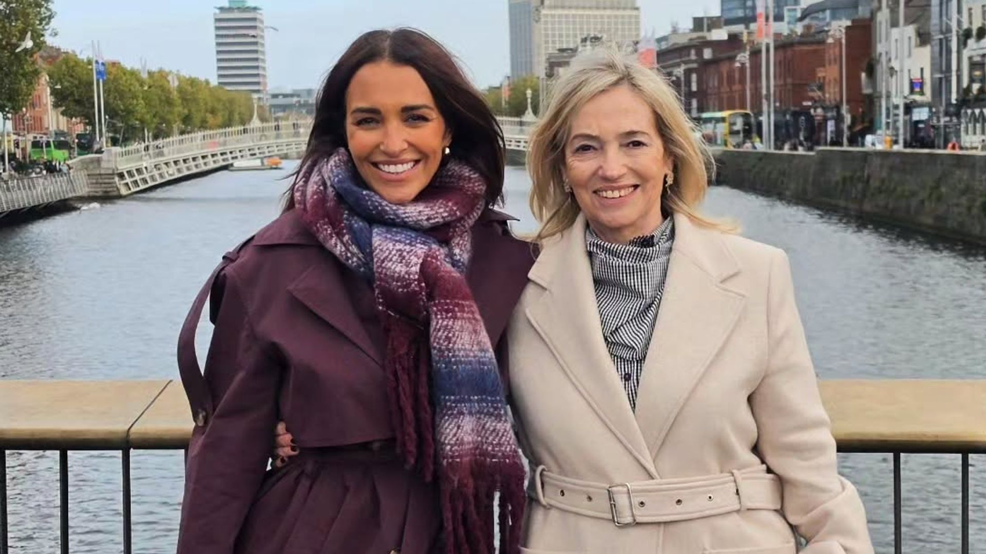 Paula Echevarría y su madre en Dublín