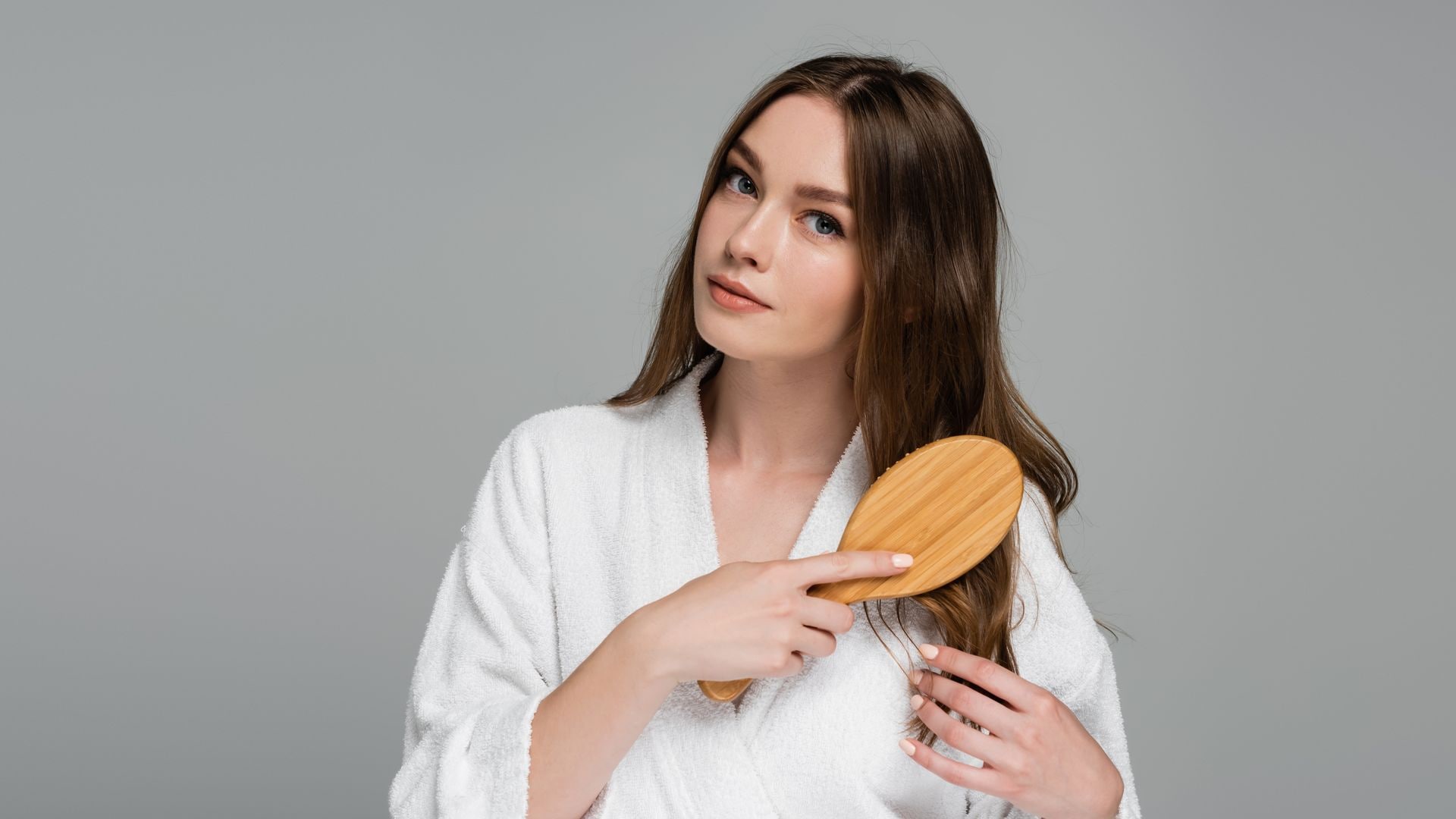 Así afecta la menopausia a la caída del pelo: ‘tips’ de dermatólogos para recuperar tu melena