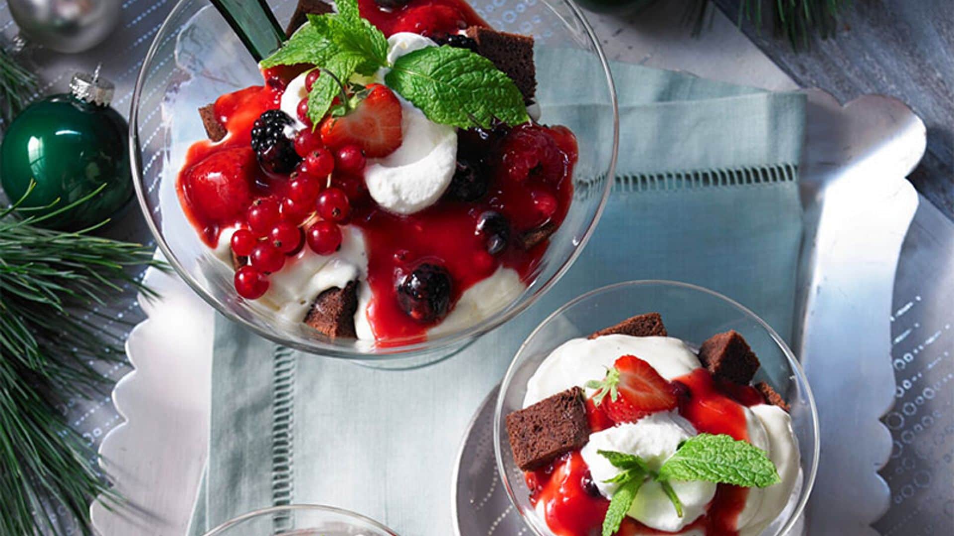 'Trifle' de chantilly con bizcocho de chocolate y frutos rojos