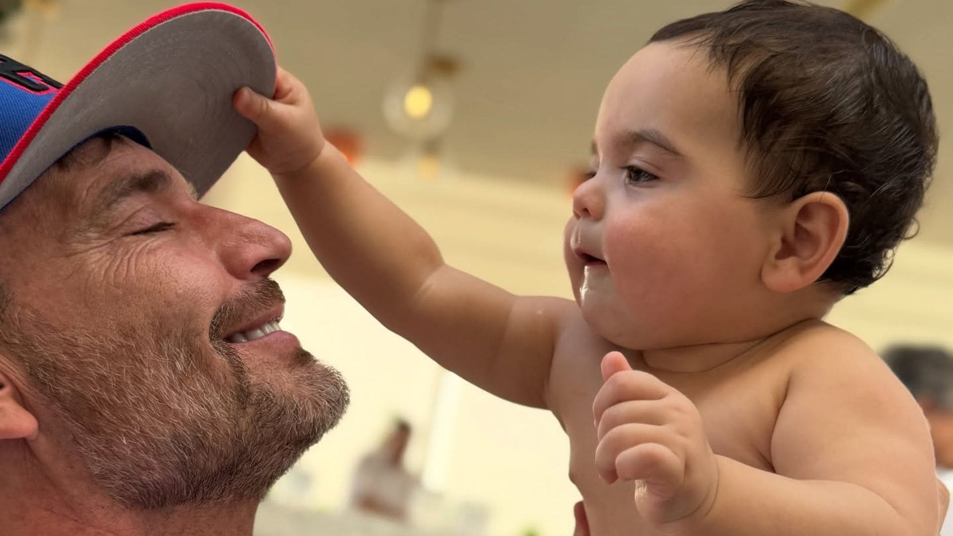 Días después de su boda, Julián Gil comparte una nueva celebración: el bautizo de su nieto