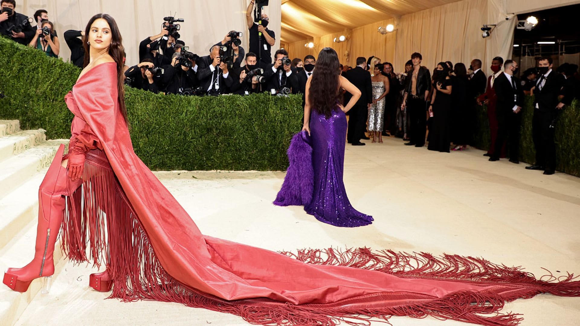 Rosalía debuta en el MET con un look de flecos... ¡inspirado en Lola Flores!