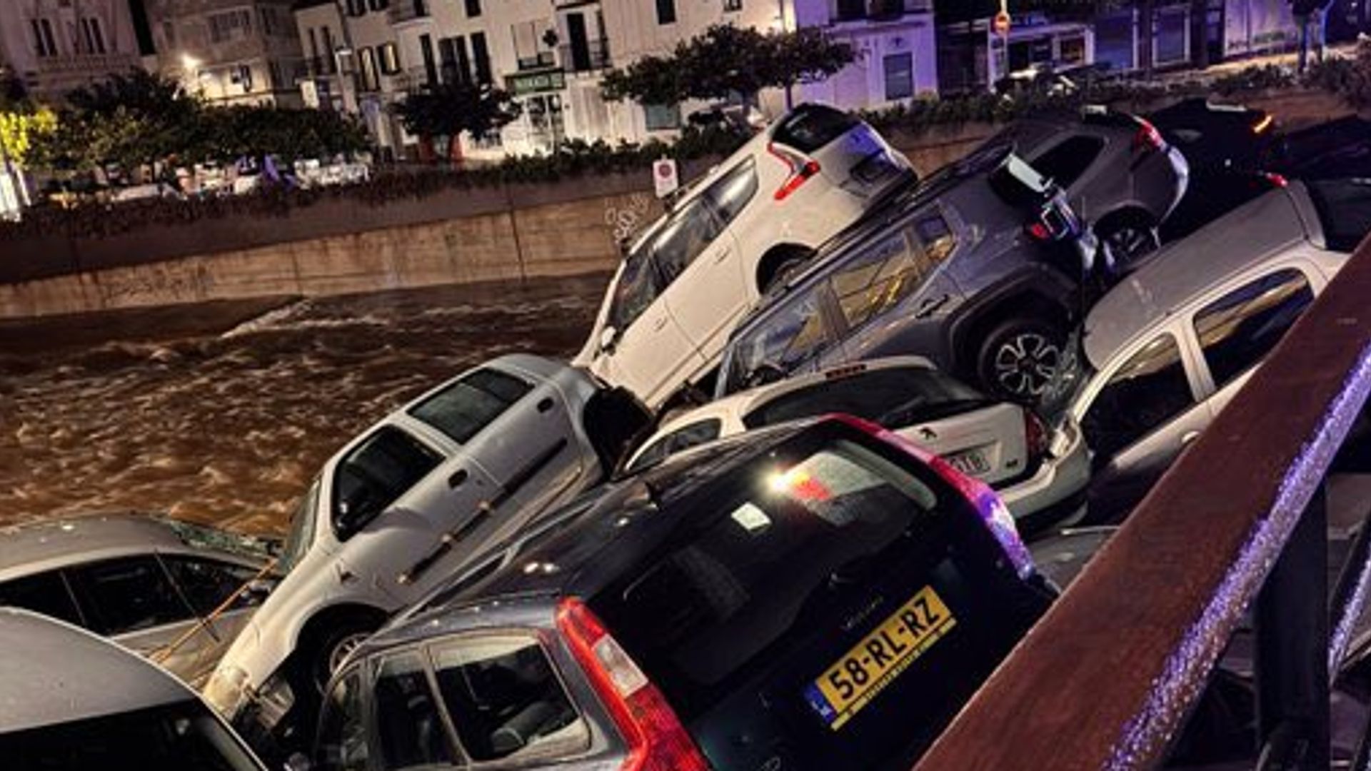 El momento en el que la intensa lluvia torrencial ha arrastrado más de 30 coches en Cadaqués