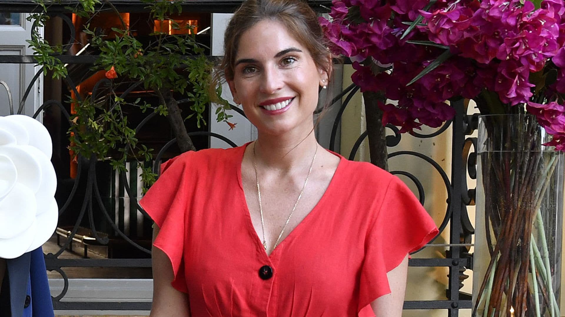 Lourdes Montes, la invitada perfecta con su top de volantes y falda estampada