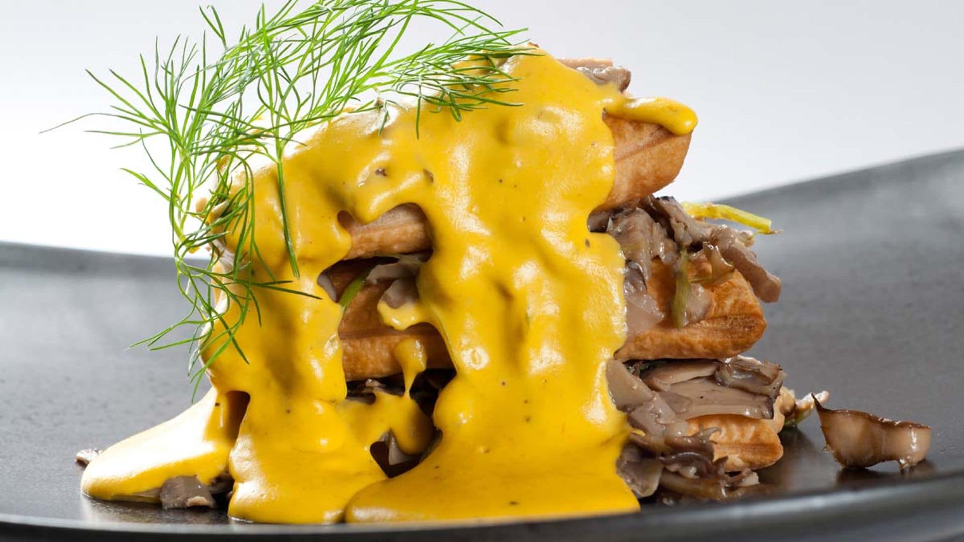 Milhojas de setas de cardo con bechamel de zanahoria