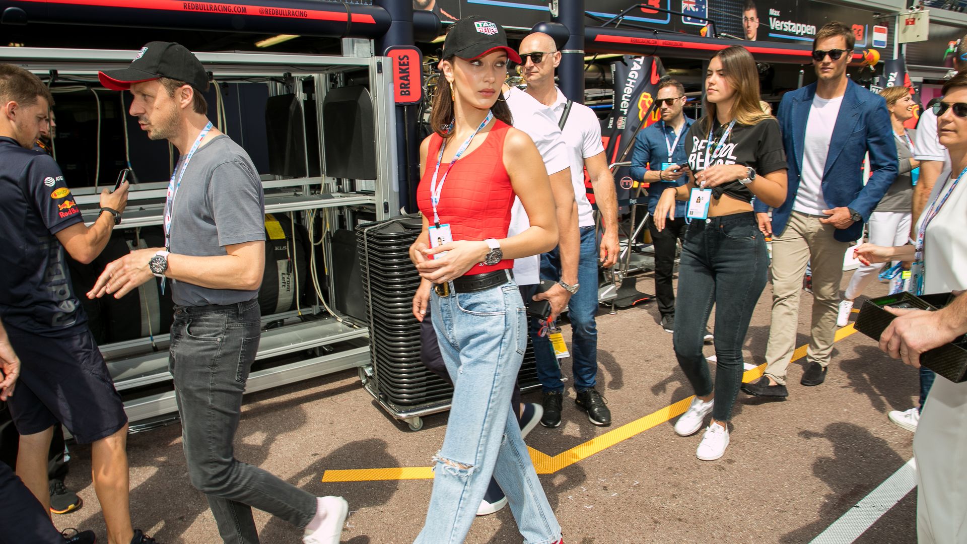 La Fórmula 1 marca la tendencia más inesperada de esta primavera 2025: 11 looks que querrás copiar