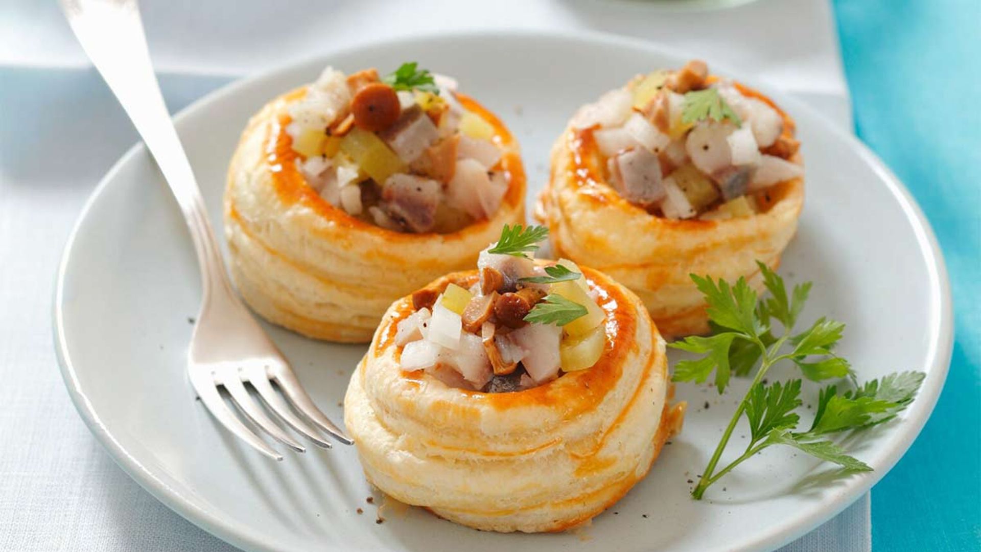 Volovanes rellenos de ensalada de arenque y setas