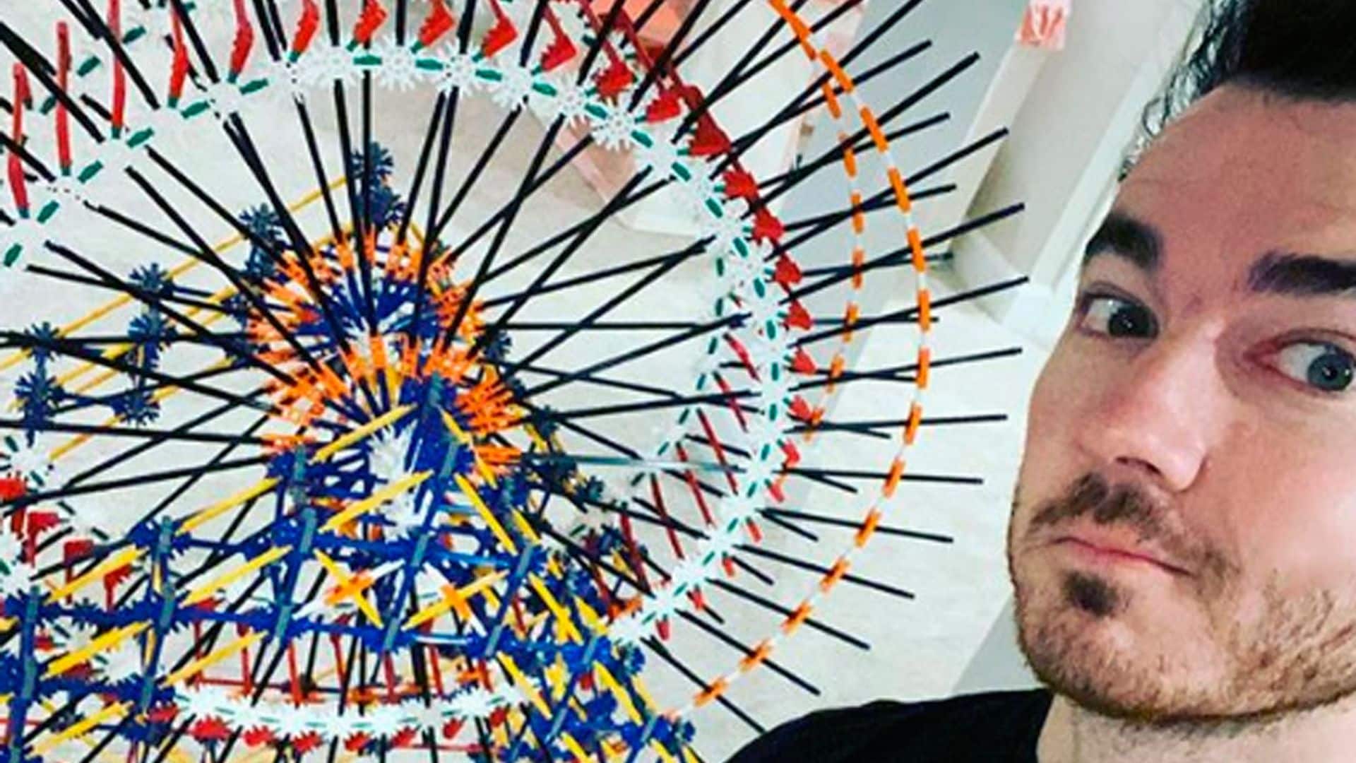 Kevin Jonas aprovecha el tiempo en casa para desarrollar su arte ¡con pajitas!