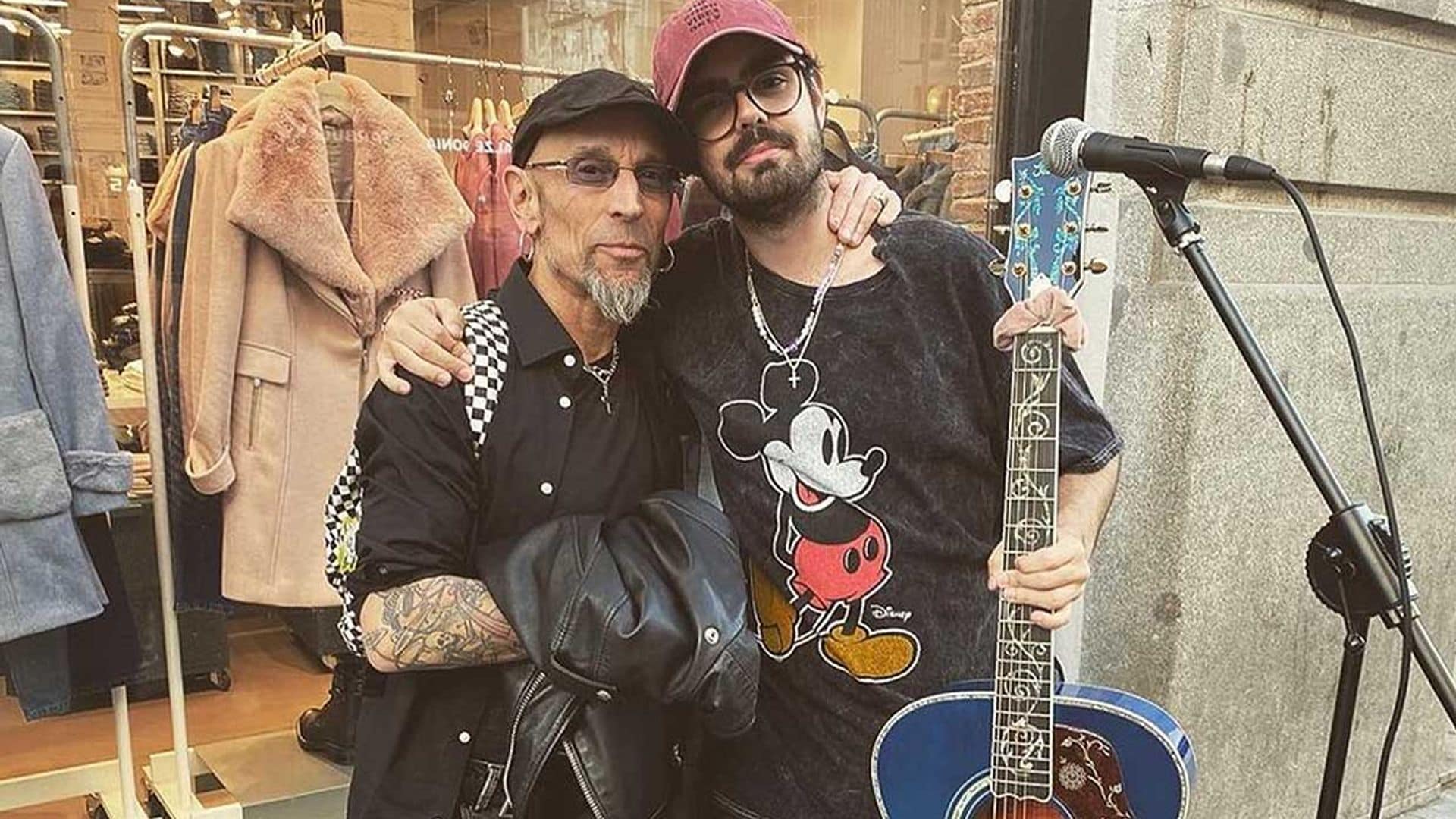 El cantante Fito Cabrales se une a un músico en la calle por sorpresa: no te pierdas el vídeo viral