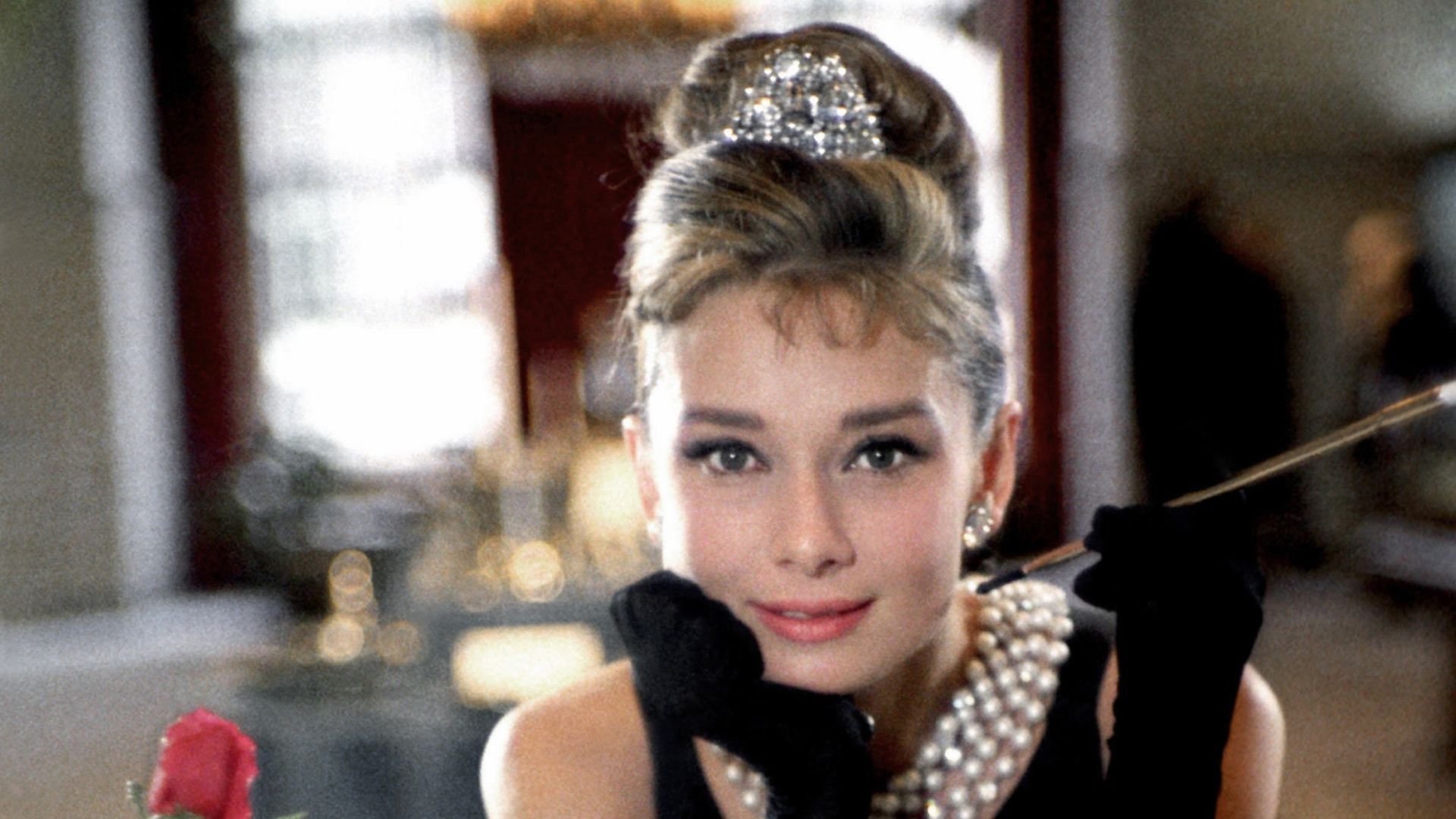 Vuelve el French Twist: el peinado más elegante de Audrey Hepburn en 'Desayuno con diamantes', tendencia en 2026