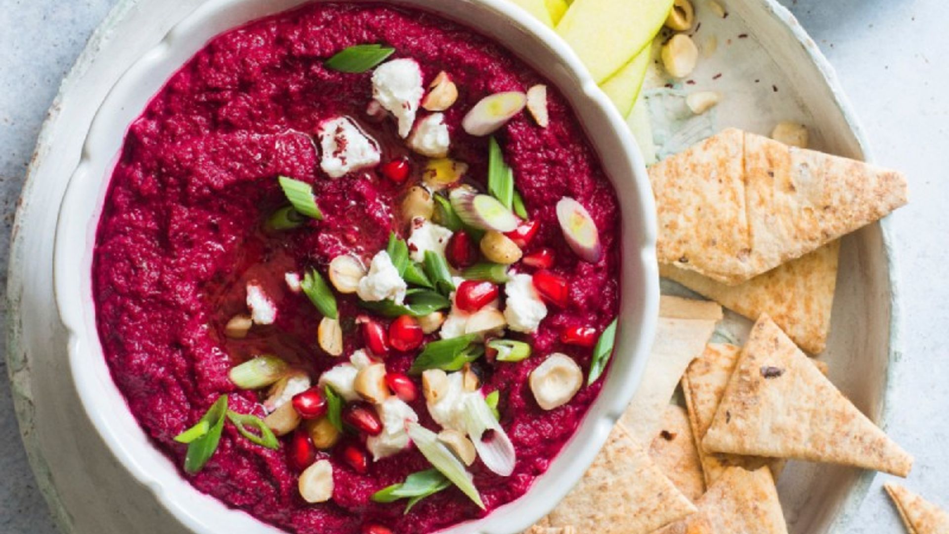 Hummus de remolacha con queso de cabra