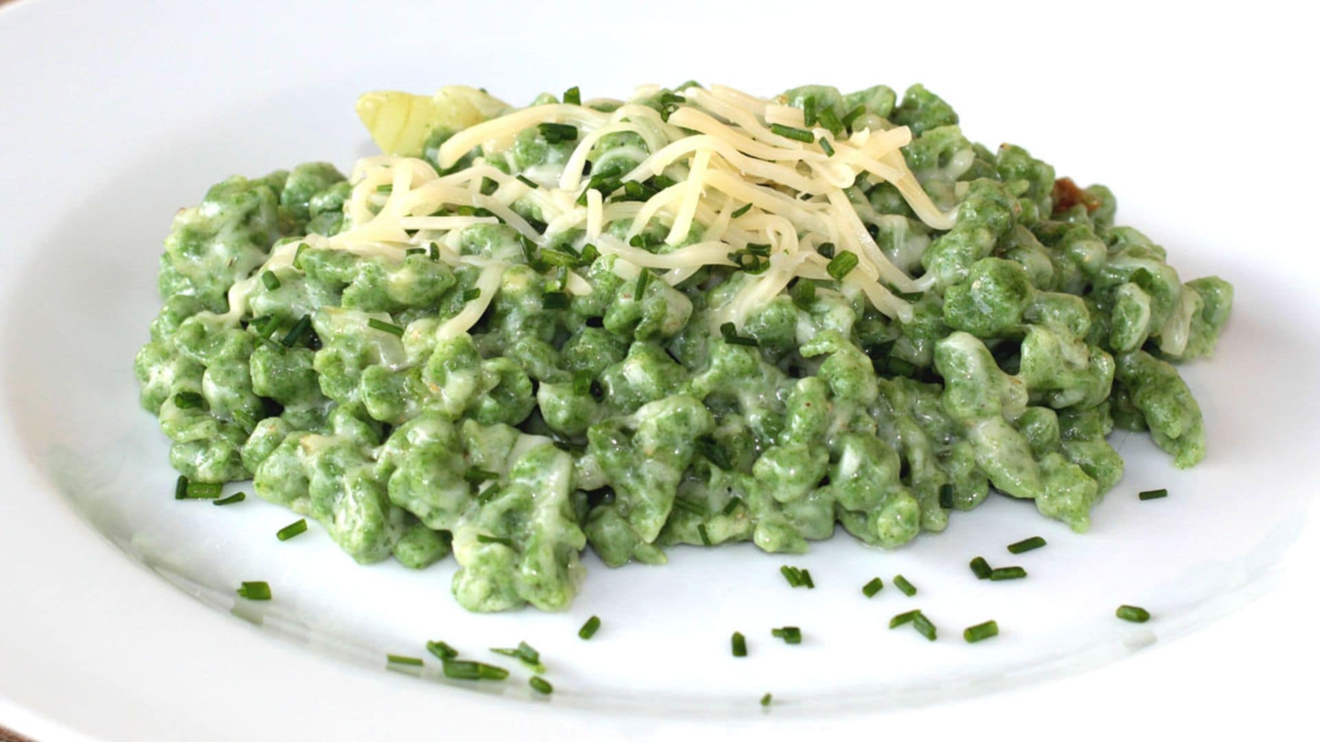 'Spaetzle' de espinacas cremosos con queso